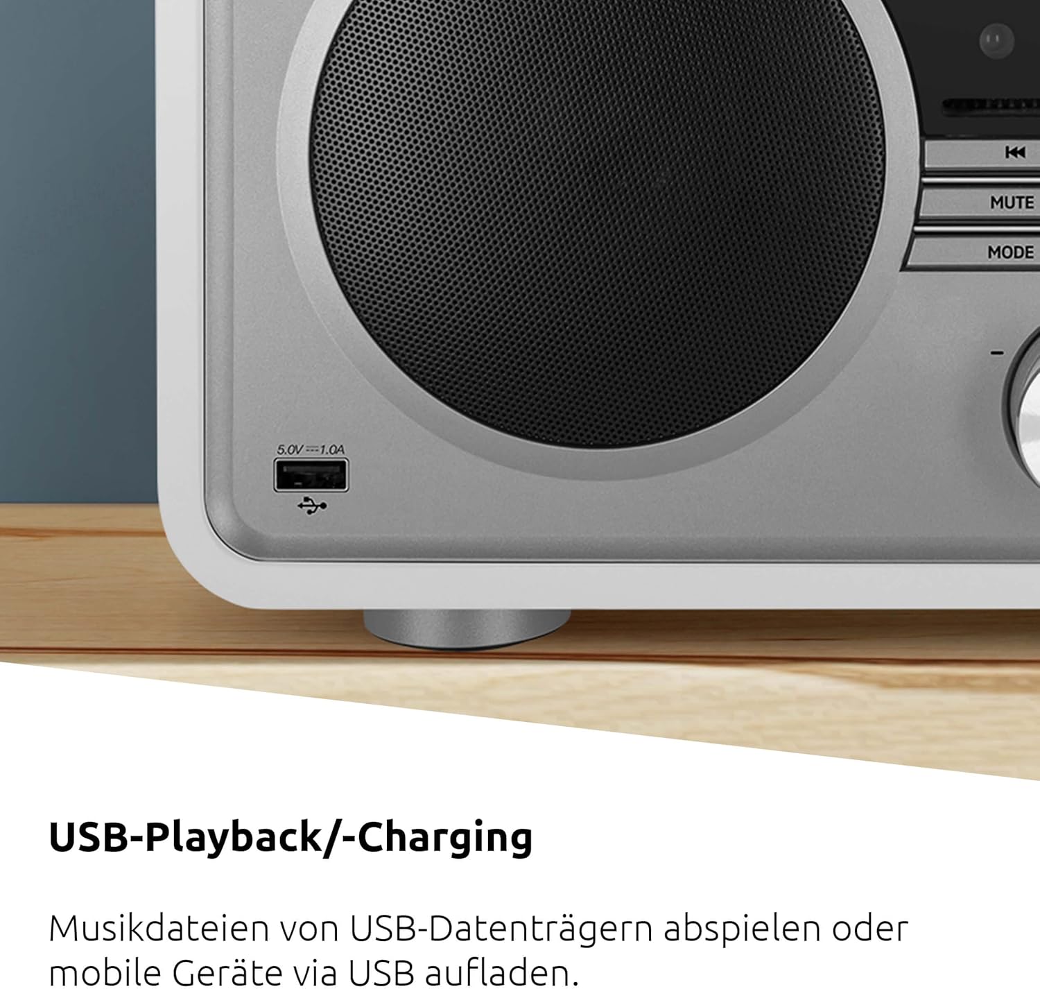 Close-up of TechniSat DIGITRADIO 602 USB port