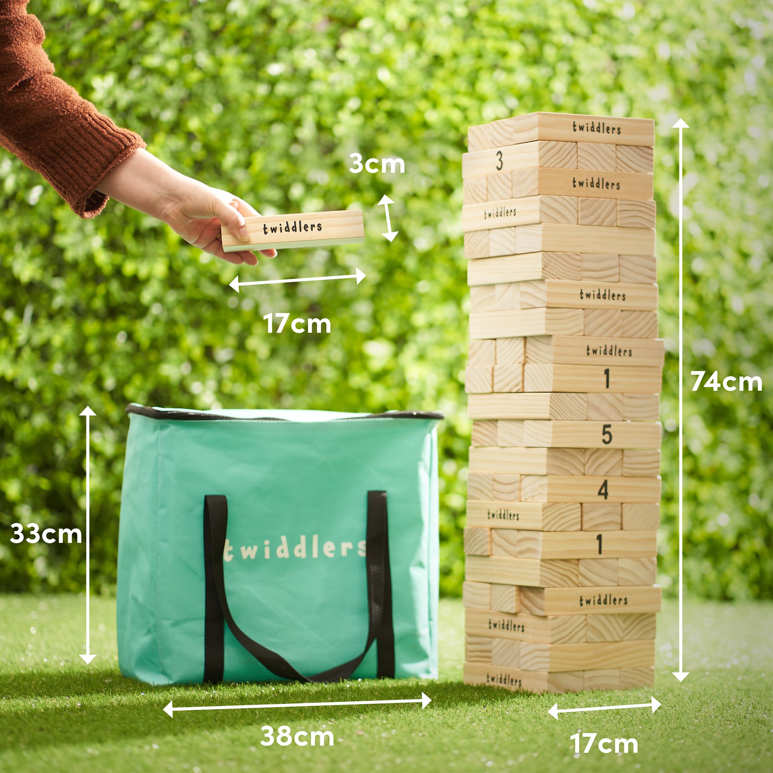 THE TWIDDLERS - Grand Jeu de pelouse, 64 Blocs en Bois de qualité supérieure, empilables jusqu'à 1,2 m de Haut - Jouets de Construction pour Enfants et Adultes, Mallette de Transport Incluse