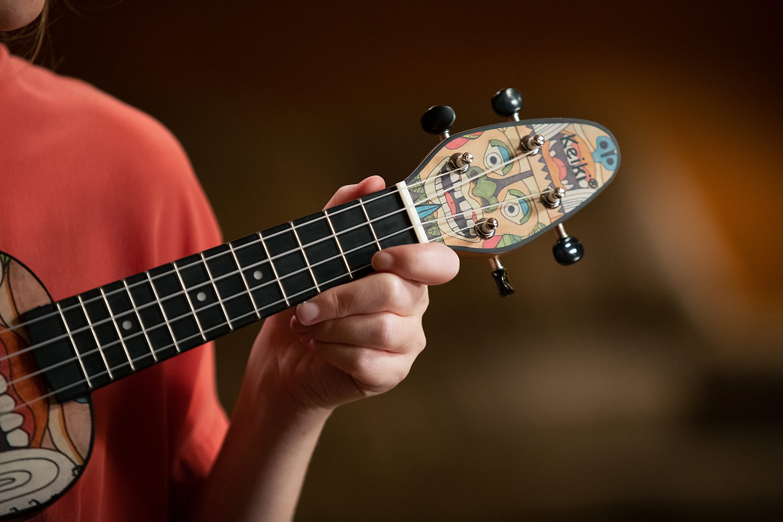 Ortega Guitars Ukelele Soprano - Keiki K2 con diseño Totem - incluye afinador, 5 puas de grosor medio y funda estilo bolsa con cuerdas con logo Keiki - madere de Kauri, K2-TM