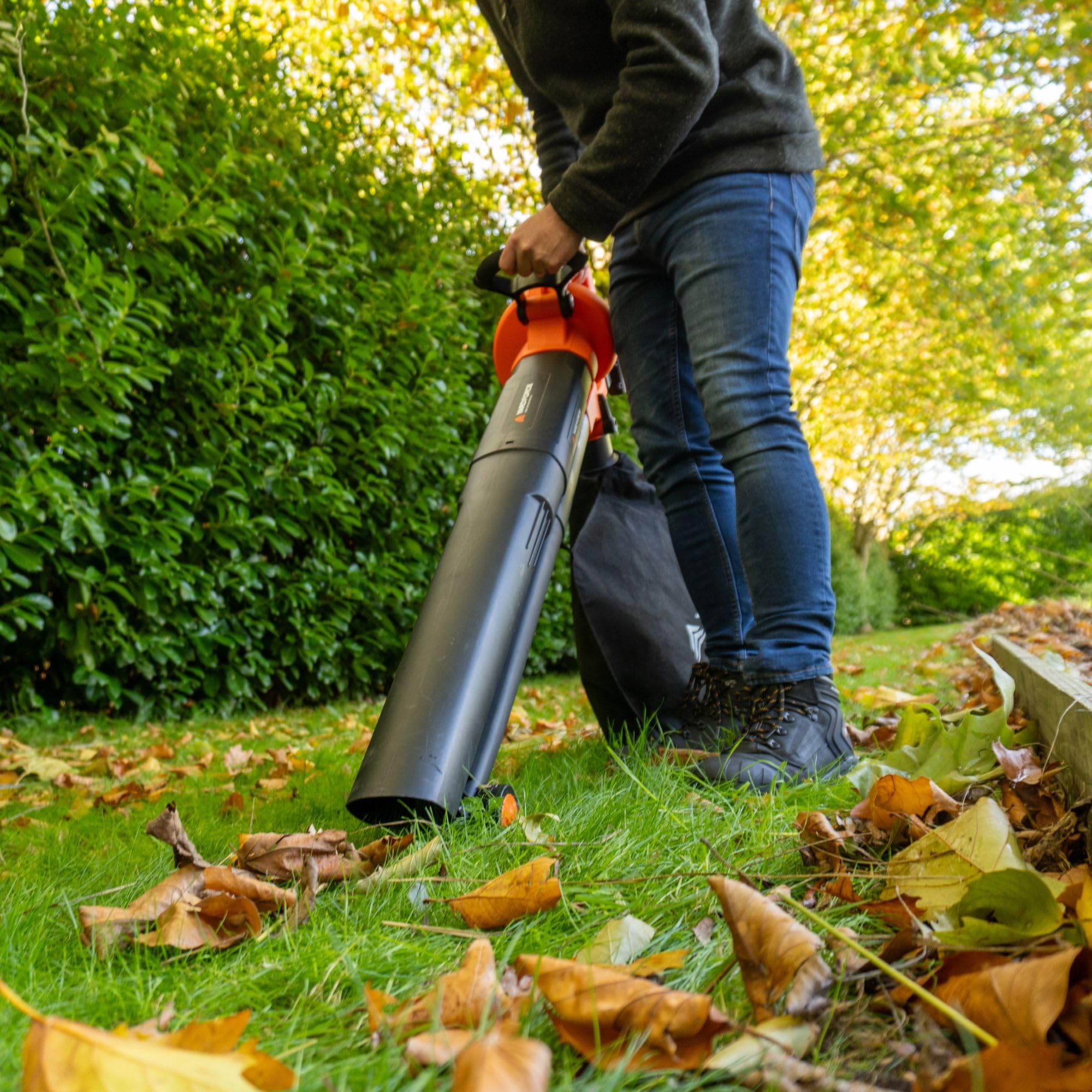 Yard Force LB C20C - Soplador de hojas inalámbrico y aspiradora de 40 V - Herramienta de jardín 3 en 1 con bolsa de recolección de 45 L, función de mantillo, velocidad variable, 2 baterías de 20 V/4.0