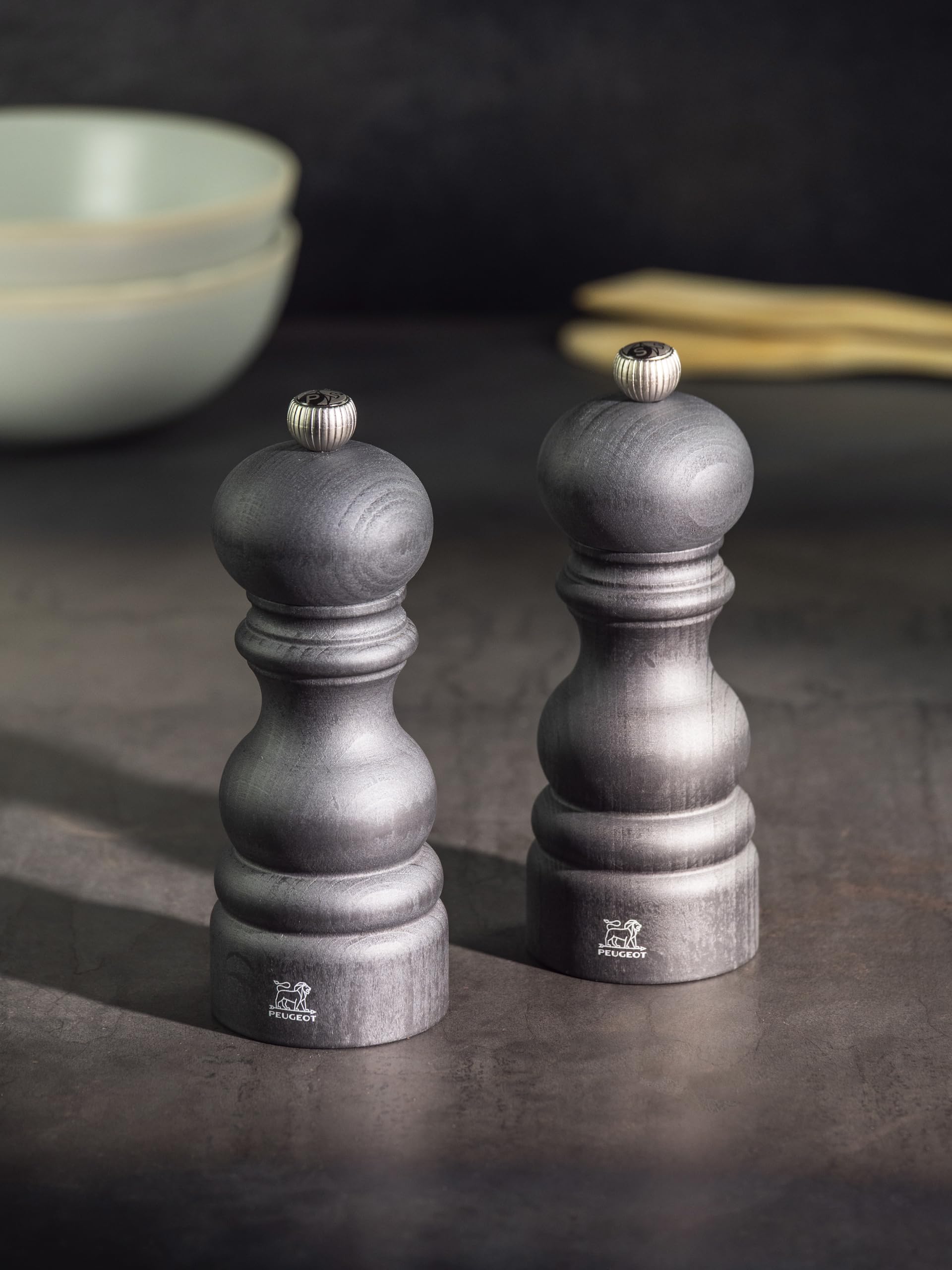 PEUGEOT – Duo Paris – Pfeffermühle + Salzmühle 15 cm – Klassische Einstellung – Aufbereitetes Holz mit PEFC-Zertifizierung – Farbe Graphit, Natur