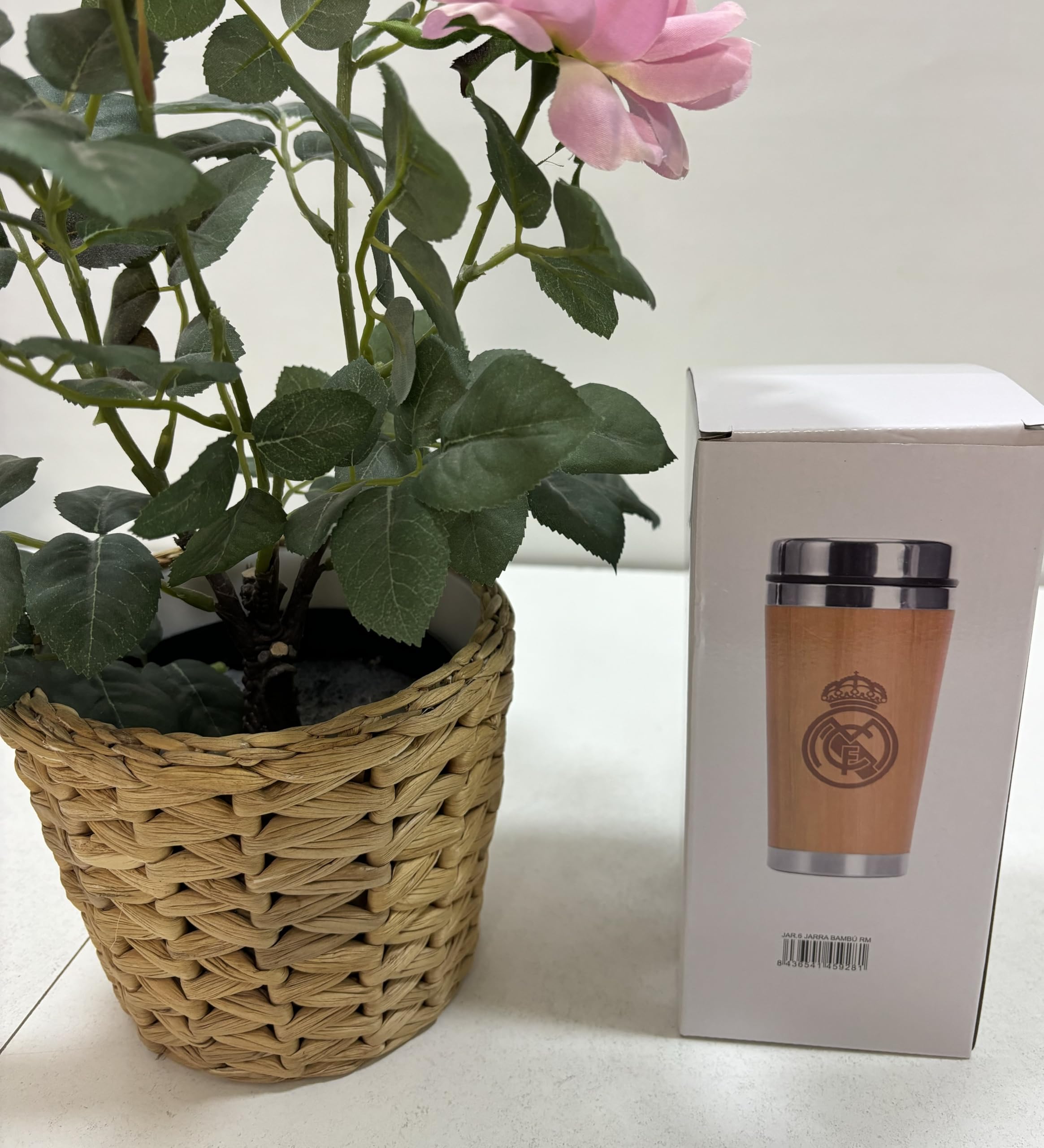 Real Madrid Thermoskanne – Isolierte Trinkflasche für Kaffee & Kaltgetränke, hochwertiges Fußball-Geschenk für Madrid-Fans, exklusives Zubehör für Sport, Büro und Freizeit, Weiß