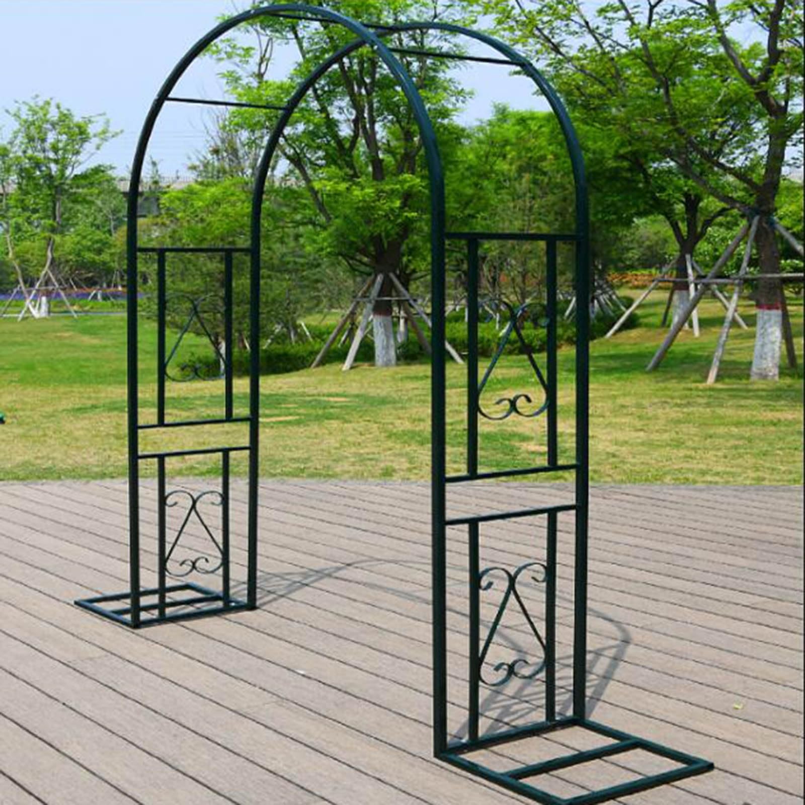 Pergola en métal noir pour une tonnelle de mariage et une décoration de jardin réussie