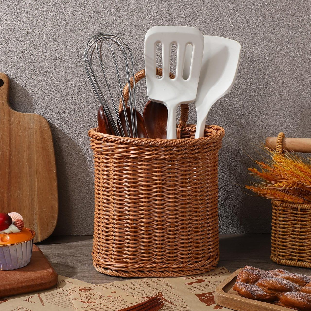 Toyvian Woven Hanging Basket with Handle 11 Inch Rustic Storage Basket for Kitchen Utensil Organizer and Garlic Holder Wall Mounted