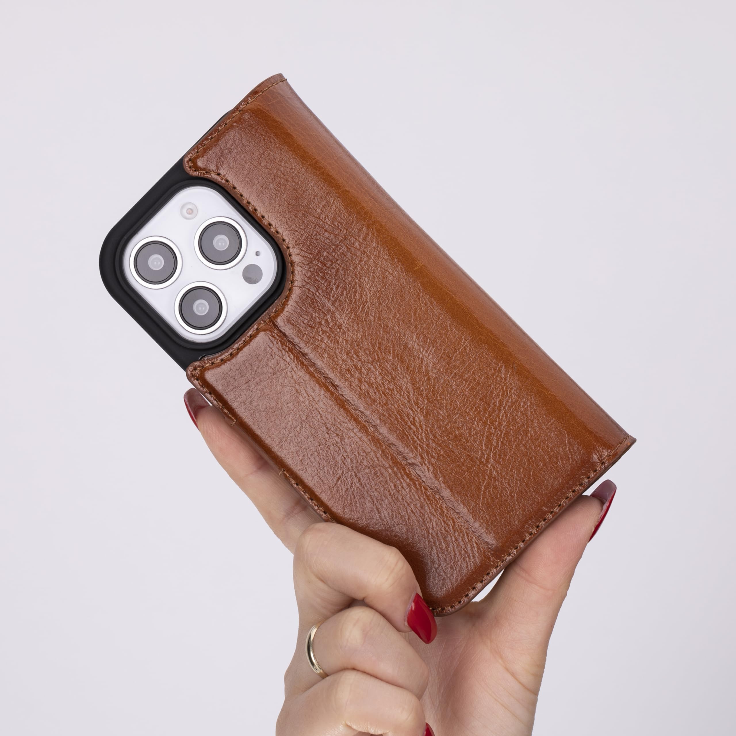 Solo Pelle Lederhülle kompatibel für iPhone 16 Pro Max in 6.9 Zoll abnehmbare Hülle (2in1) inkl. Kartenfächer geeignet für MagSafe Zubehör (Cognac Braun)
