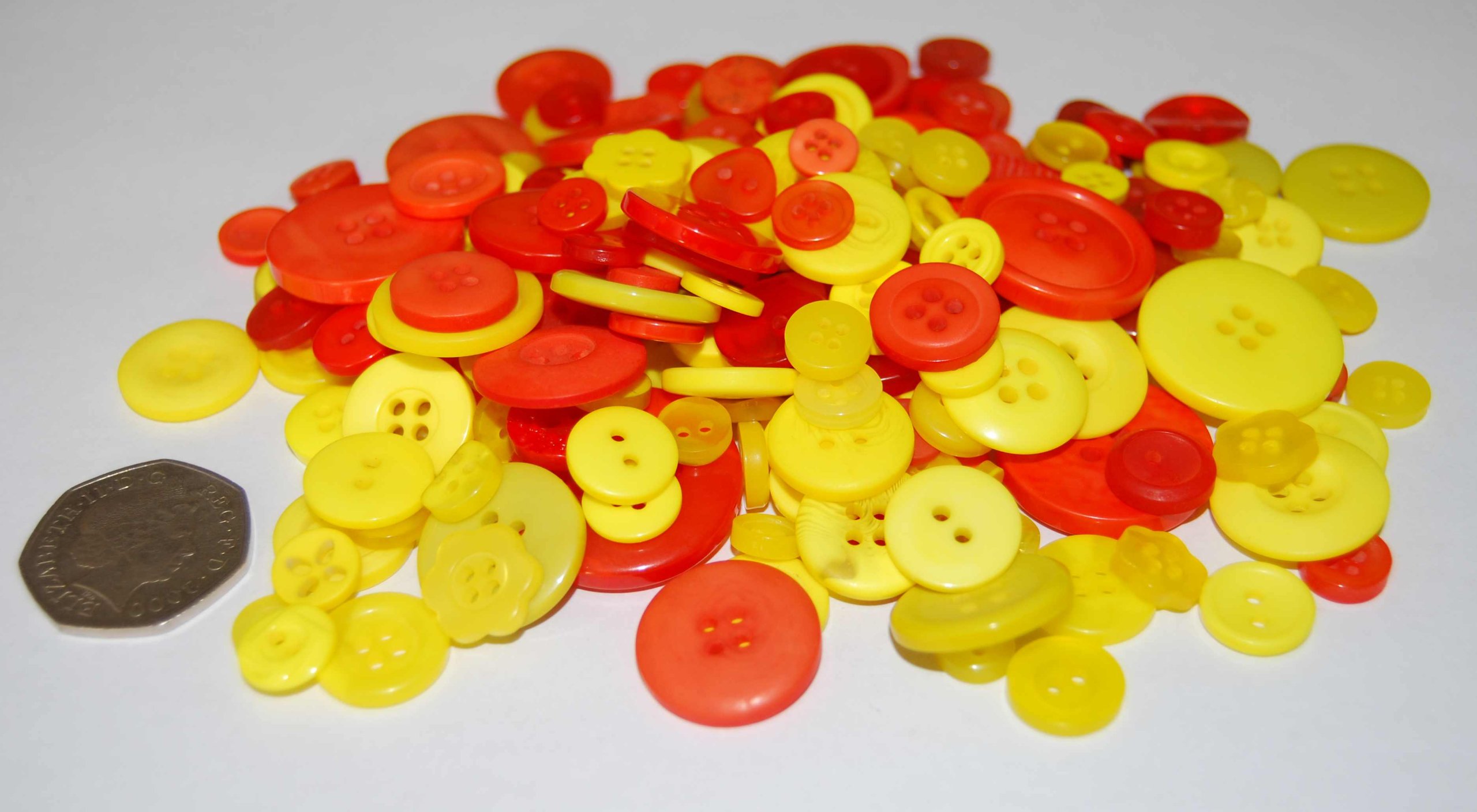 celloexpress Pack of 25g - YELLOW & ORANGE BUTTONS - Mixed Sizes of Various Yellow and Orange Buttons for Sewing and Crafting