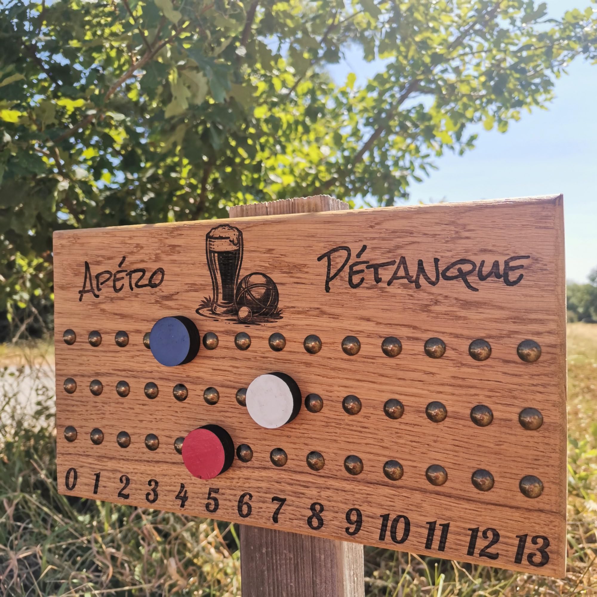 Tit'Adel Tableau de Score pétanque 3 Joueurs avec pions aimantés – Compteur de Points en Bois Massif – Fabrication Artisanale en chêne – Personnalisable – Idée Cadeau pétanque