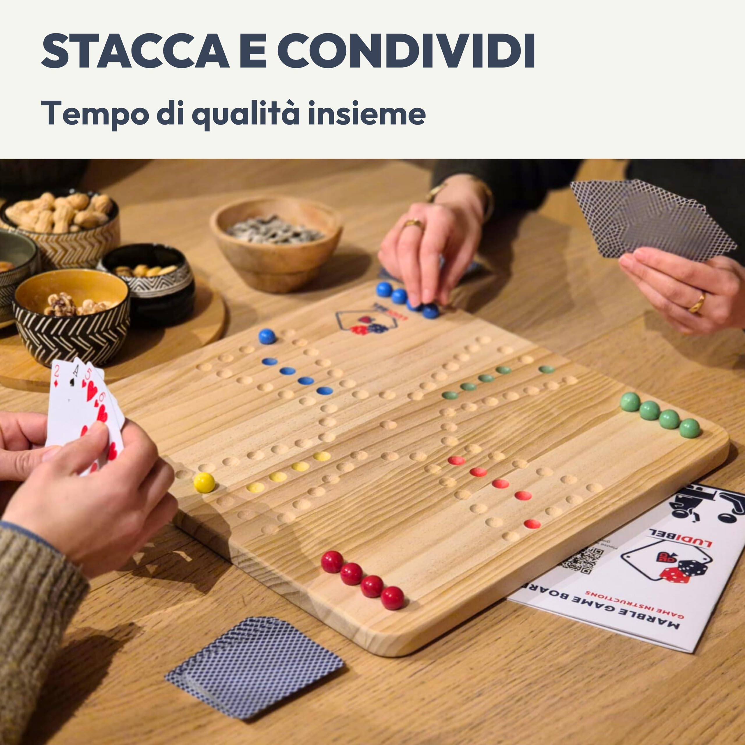 Gioco di Ludo e Barricata in Legno XL 4 Giocatori – Tabellone Reversibile 40x40 cm in Legno Massello di Pino – Compatibile con Tock e Jackaroo – Include Carte, Biglie in Vetro e Dadi
