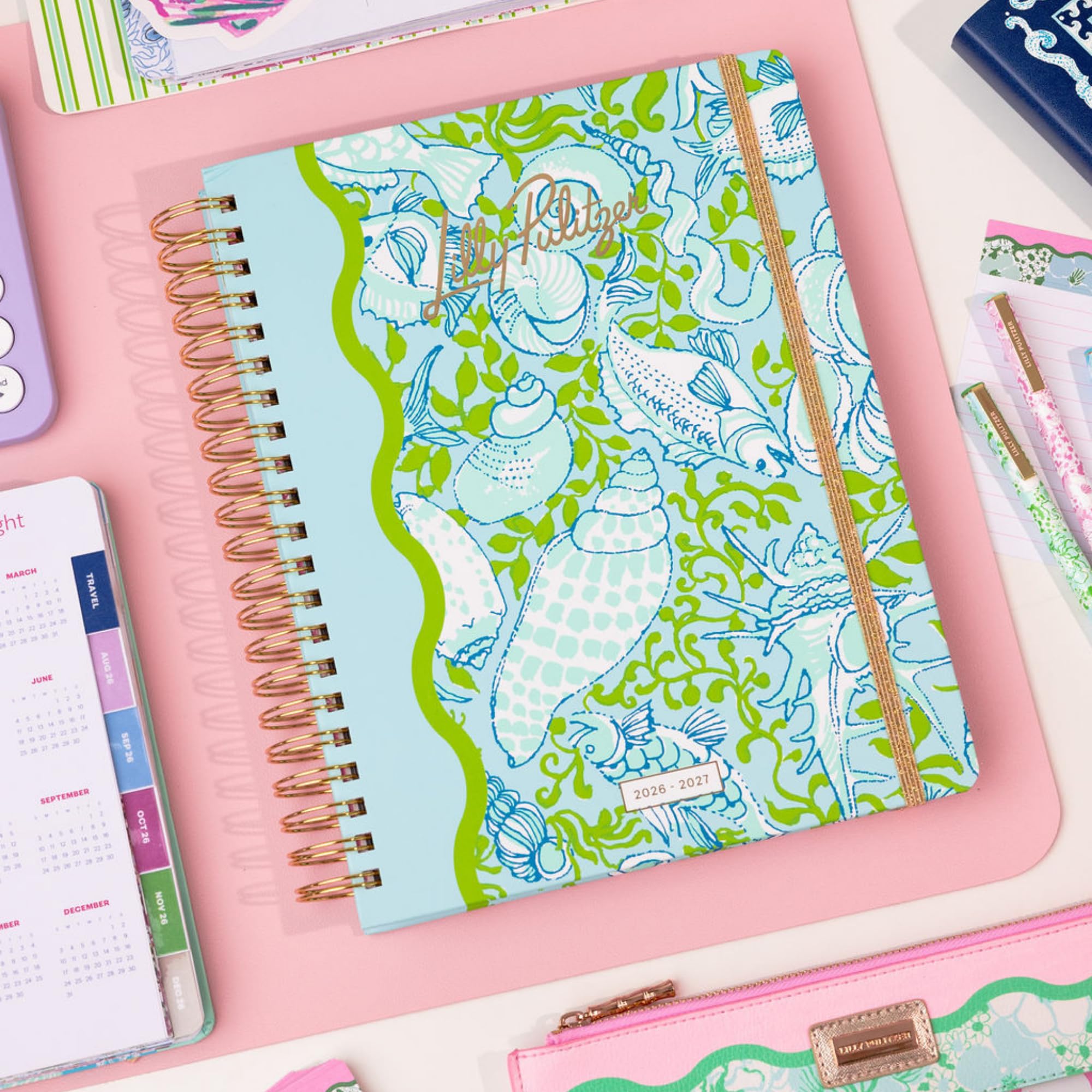 Lilly Pulitzer Agenda Jumbo 17 mesi, 21,9 x 28,3 cm, datata agosto 2026-dicembre 2027, rilegatura a spirale dorata e chiusura elastica, layout settimanali e mensili, adesivi, pagine di viaggio e