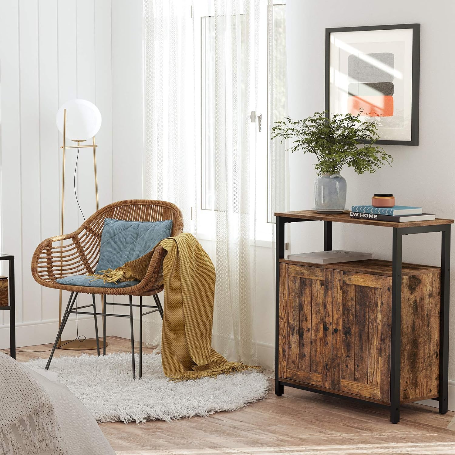 Skříňka s otevřenými dveřmi, s vnitřními policemi a úložným prostorem