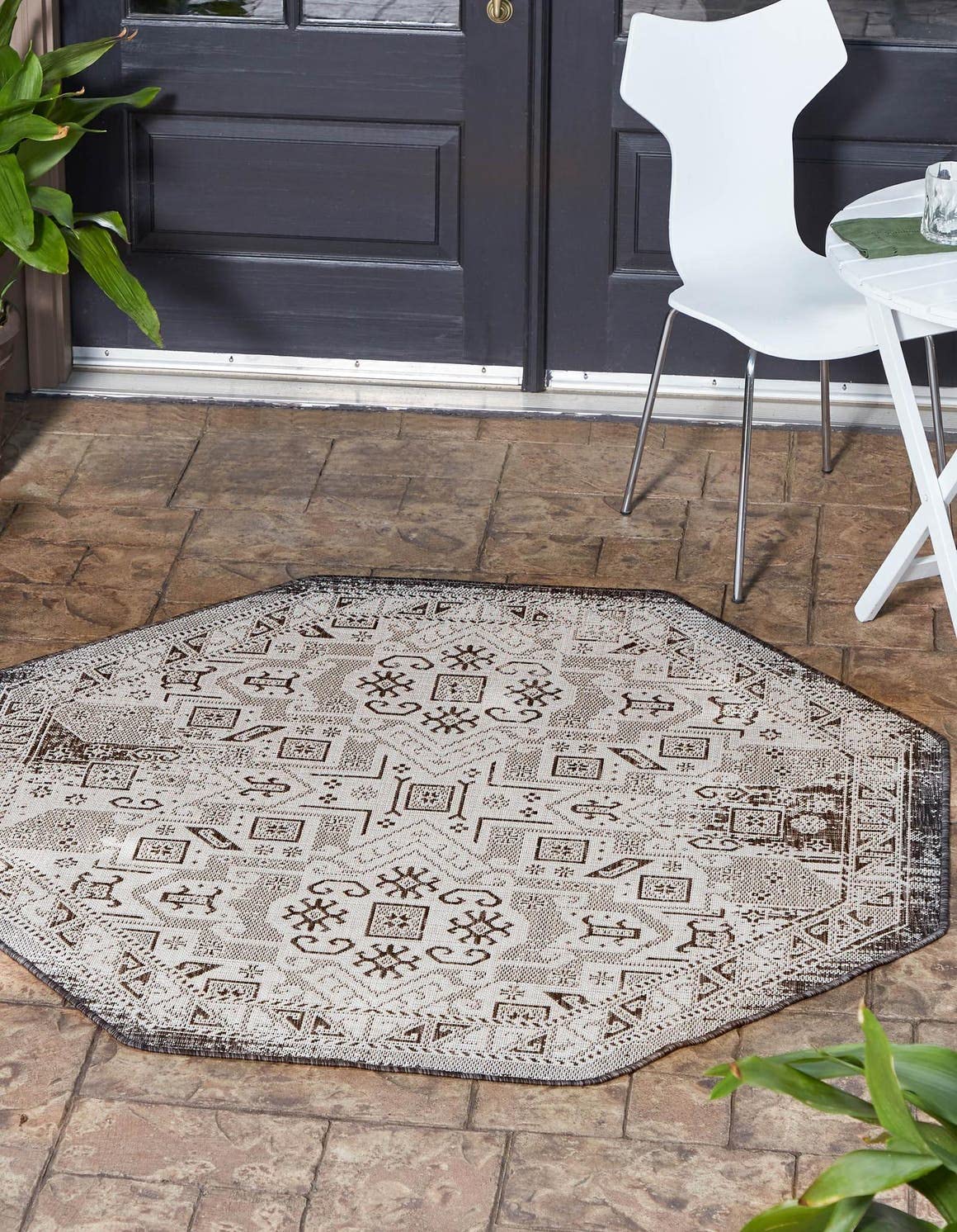 Unique Loom Outdoor Aztec Collection Area Rug - Coba (7' 10" Octagon, Charcoal Gray/ Ivory)