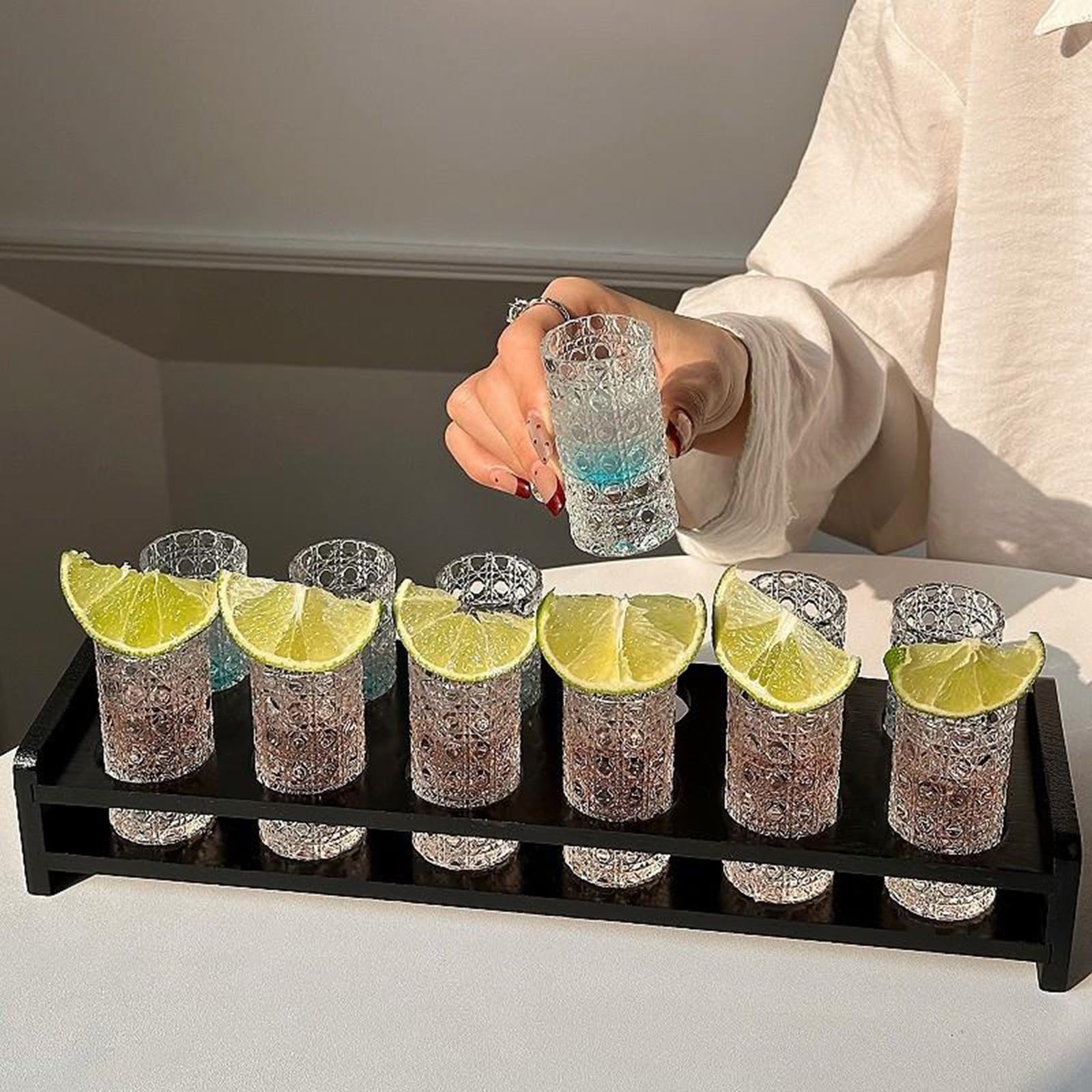 Juego de vasos de chupito de vidrio de 20 ml, patrón de piedras preciosas en relieve con estante de almacenamiento para whisky, tequila, licores, colección de fiestas (madera, 6 piezas)