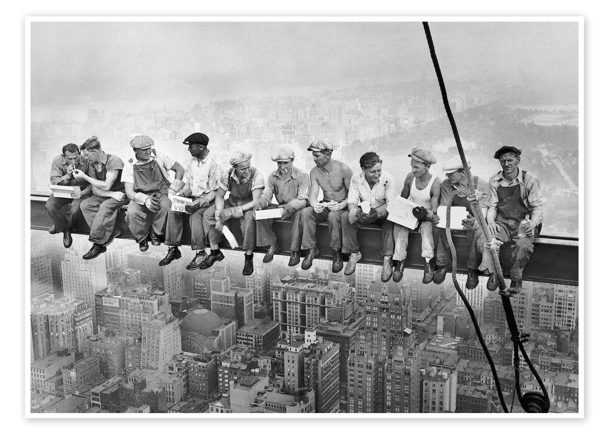 Posterlounge Obreros almorzando en un rascacielos Póster | 130 x 100 cm Blanco y negro Cuadros Decoración para la pared