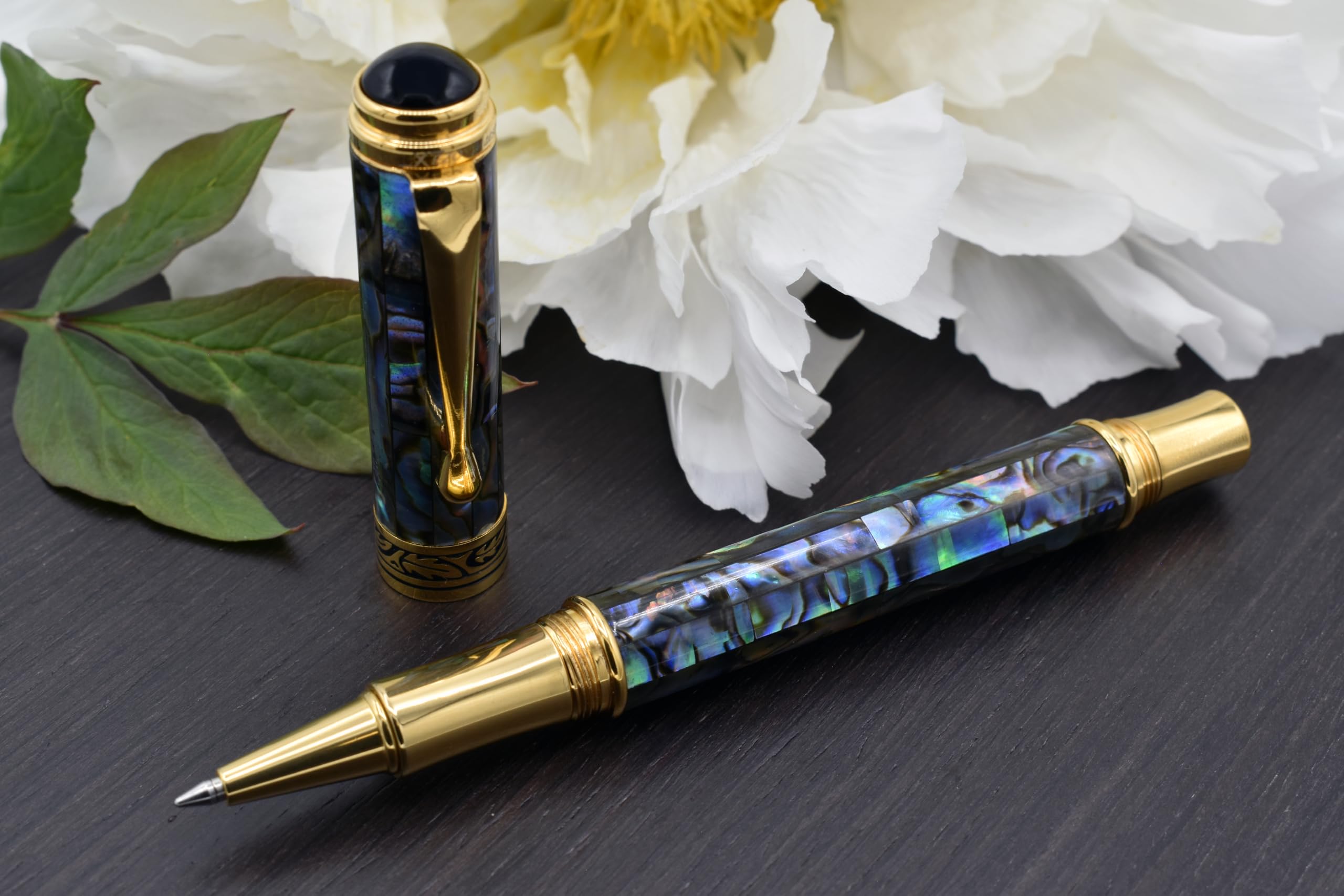 Xezo Stylo roller à pointe fine Maestro, coquillage Paua irisé et plaqué or 18 carats. Fabriqué à la main, édition limitée, sérialisé. Il n'y en a pas deux pareils