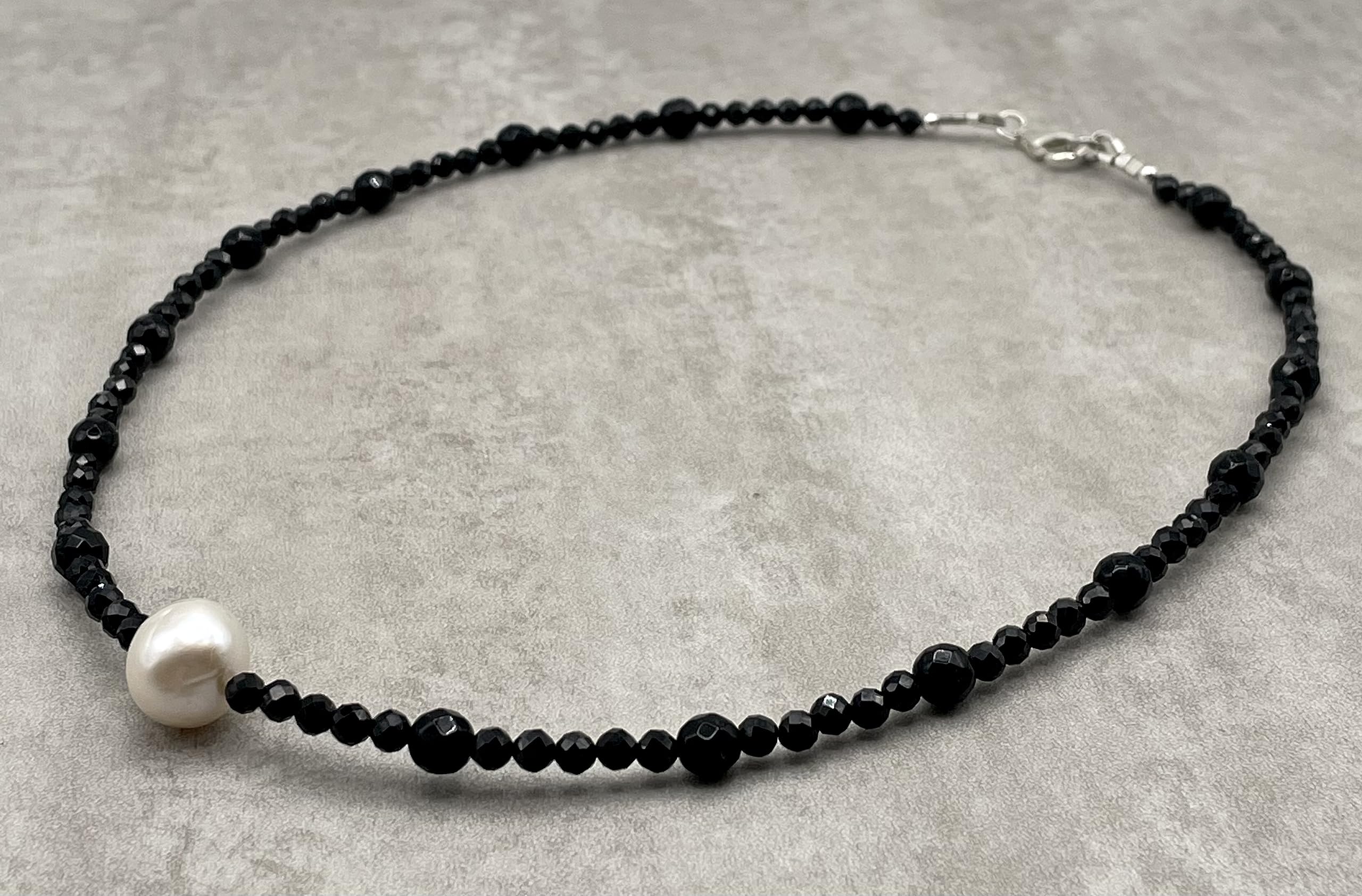 Collar de Plata 925 y Perla Barroca Blanca e Espinela Negra, Joyas Artesanales, Estilo Contemporaneo, Regalo para Mujer