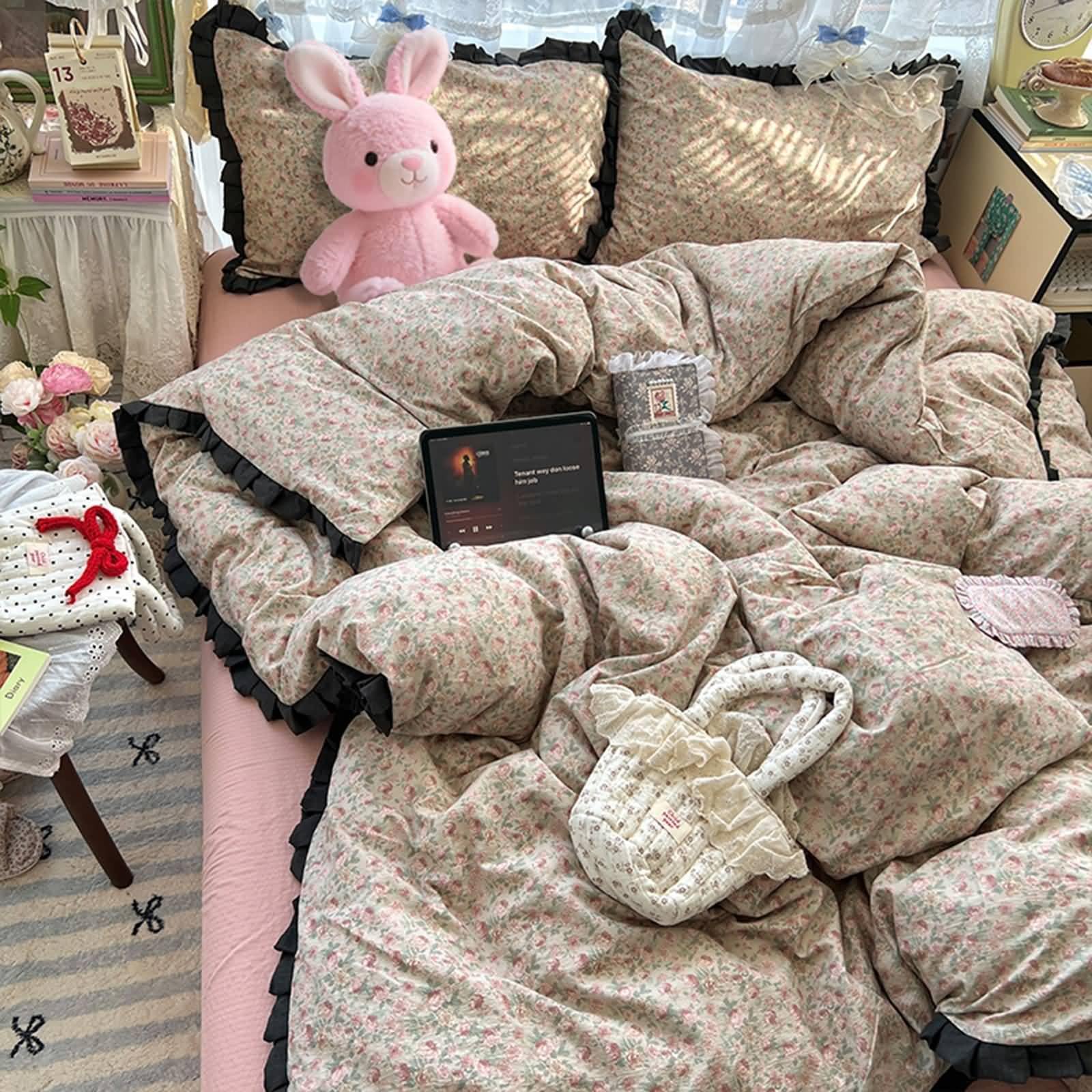 4-częściowy zestaw pościeli na łóżko 150 cm, poszwa na kołdrę 180 x 220 cm, prześcieradło z gumką 150 x 200 cm i 2 poszewki na poduszkę, wzór kwiatowy z falbankami, mikrofibra, poliester