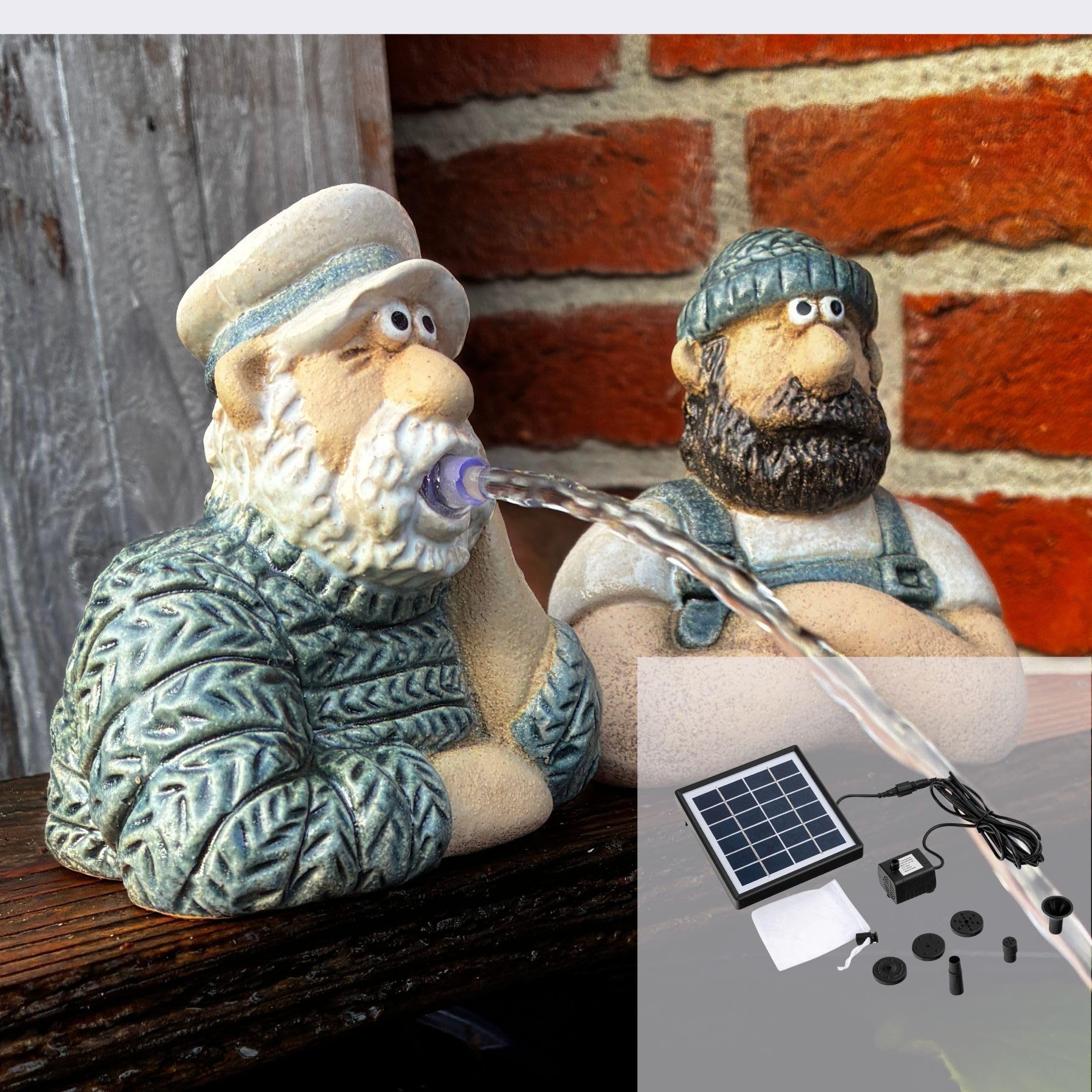 Storm's Gartenzaubereien Wasserspeier mit Solarpumpe- Seemann Set aus Keramik - 2er Set Matrosen Figuren in Strick-Optik - Maritimes Wasserspiel für Garten/Balkon/Miniteich - Stromlos mit 3m Kabel