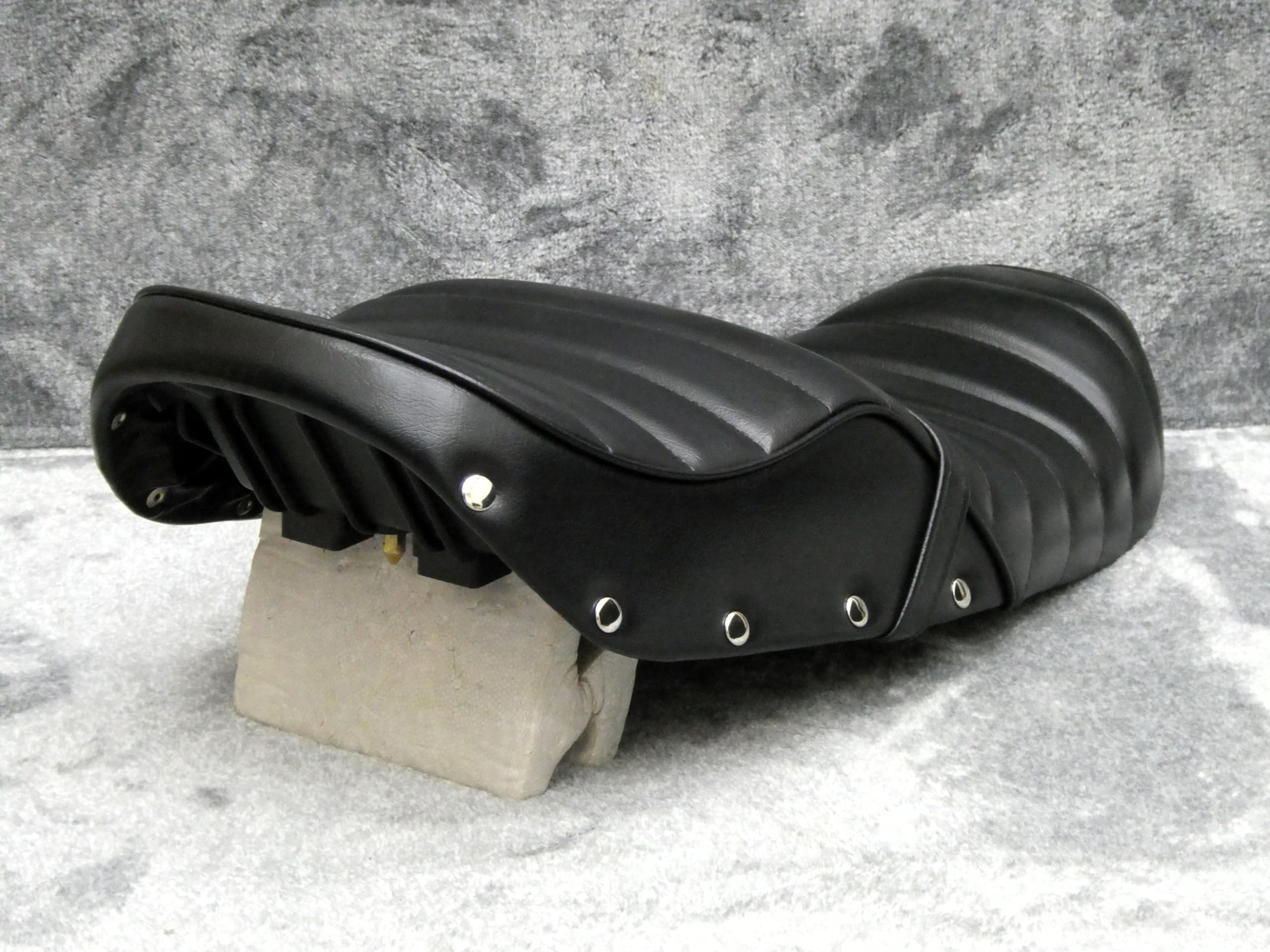 Amazon | ジェイド250 完成品 シート (黒皮 鋲打ち) | シート本体