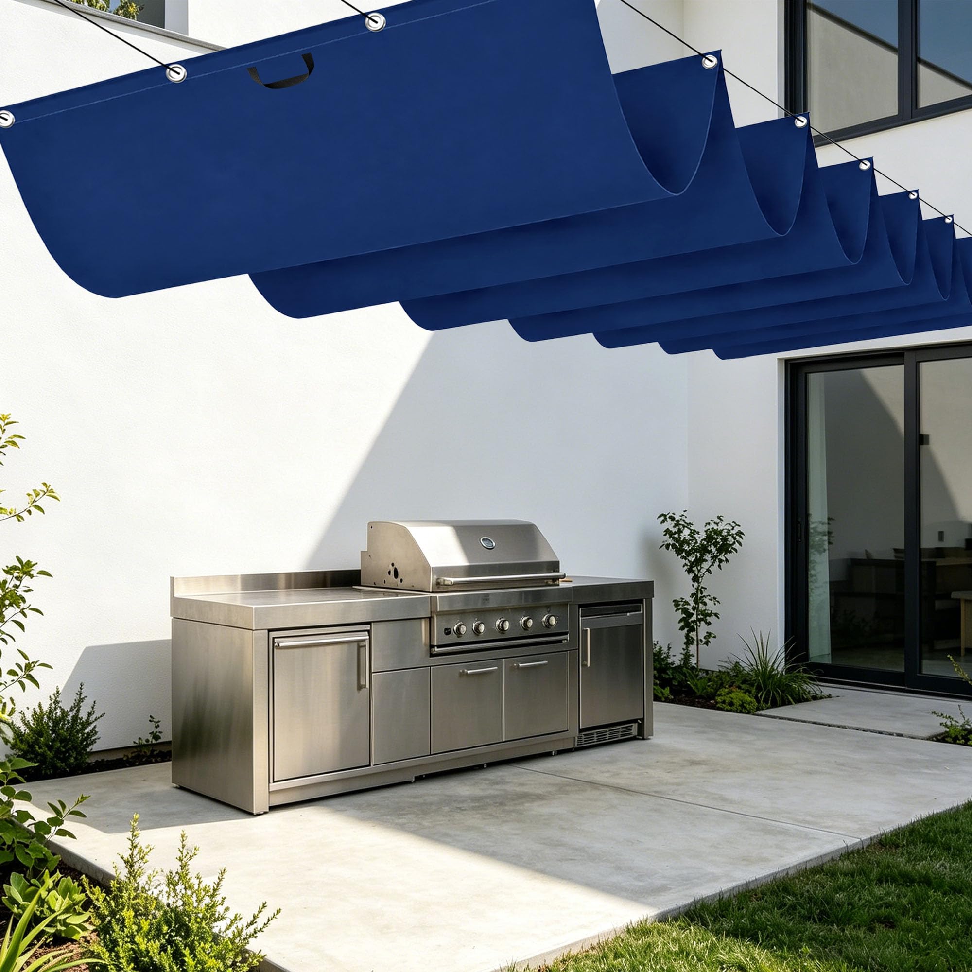 Voile d'ombrage bleu foncé pour aménager un coin de fraîcheur design sur votre terrasse