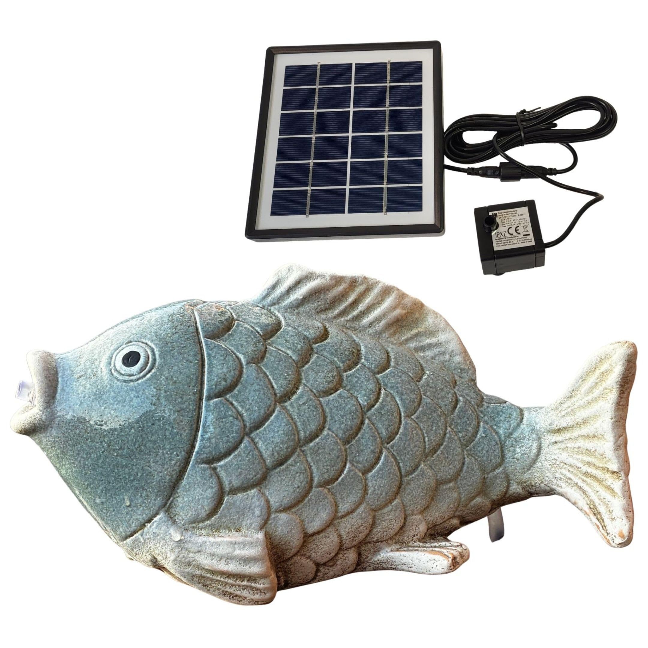 Solar Wasserspeier Fisch aus Keramik - Blau-Weiss glasierte Teichfigur - Maritimes Wasserspiel für Garten Balkon Miniteich - Solarfontäne mit 3m Kabel - Wetterfeste Aussendeko
