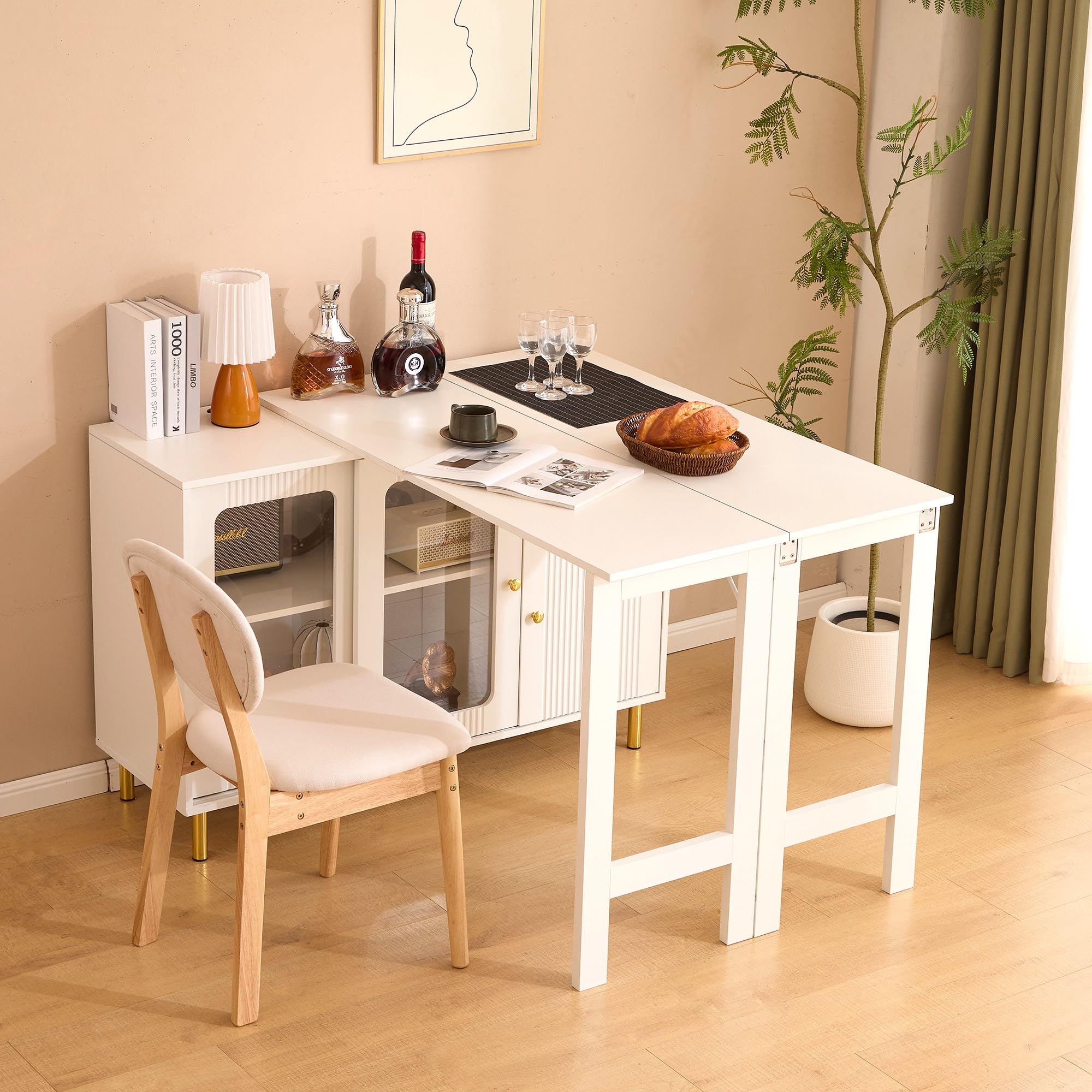 Credenza, mobili da cucina moderni con piano pieghevole ed estensibile, piano di lavoro girevole, gambe in metallo dorato e ante scorrevoli in vetro, decorazione ondulata – Armadio bianco per