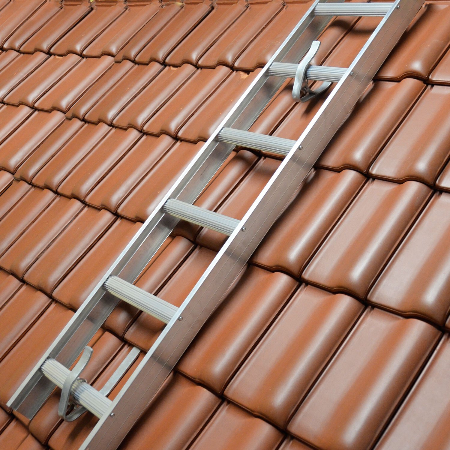 Alu Dachleiter Set ohne Farbe, 5,04 m mit Dachhaken (50 mm gekröpft, für Pfannenziegel) inkl. Auflageschutz und Aushebesicherung, Made in Germany | DEKRA geprüft