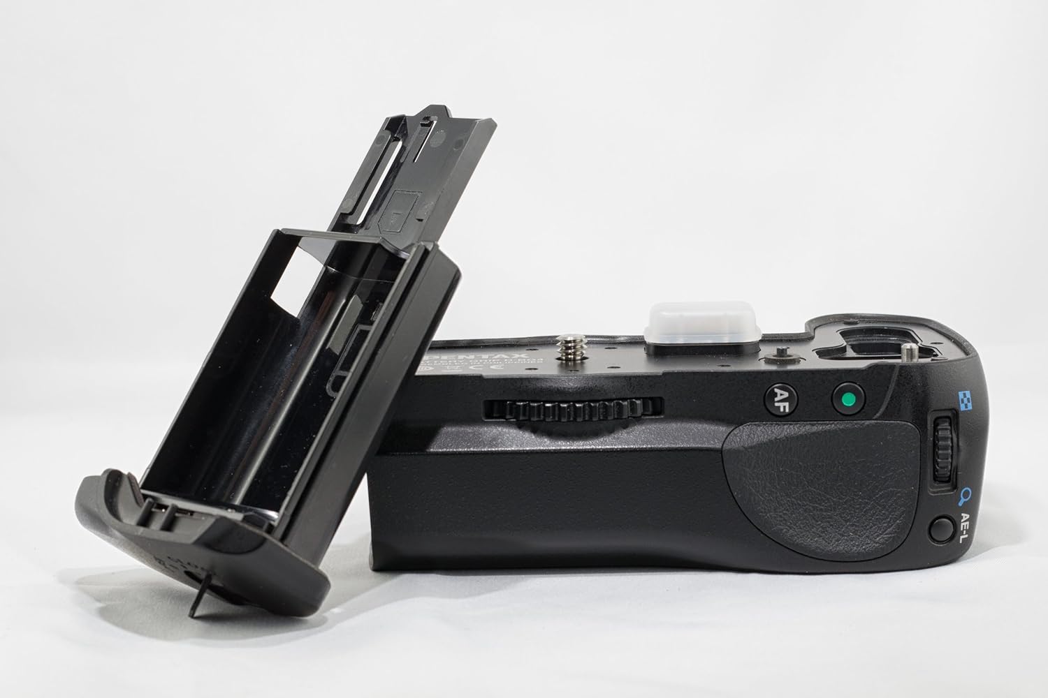 Pentax DBG4 Battery Grip for Pentax K7 Digital SLR (Retail Packaging