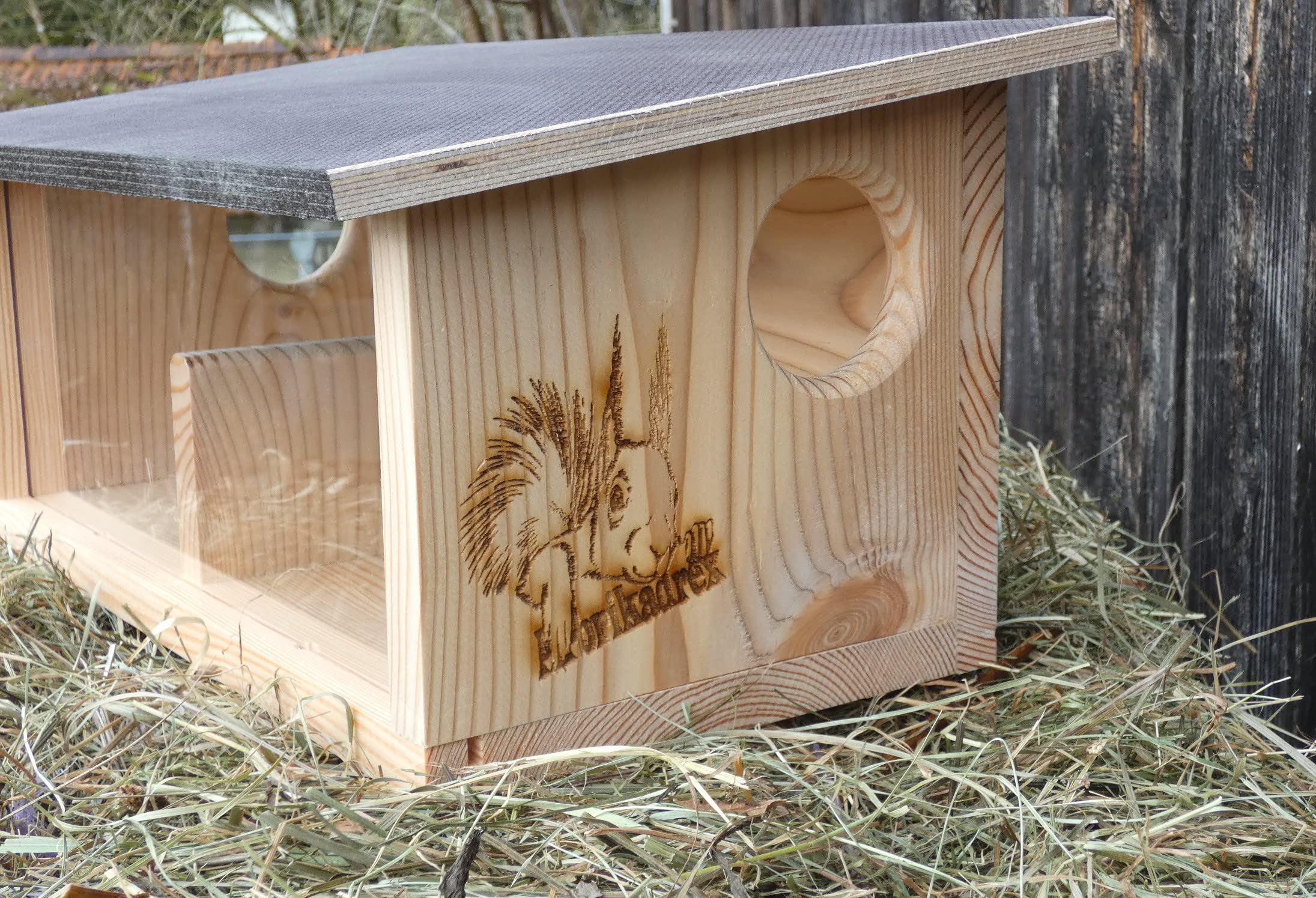 XXXL Eichhörnchen Futterhaus aus hochwertigem Lärchenholz, deutsches Qualitätsprodukt, von Hand gefertigt im Bayerischen Wald zum Stellen oder aufhängen