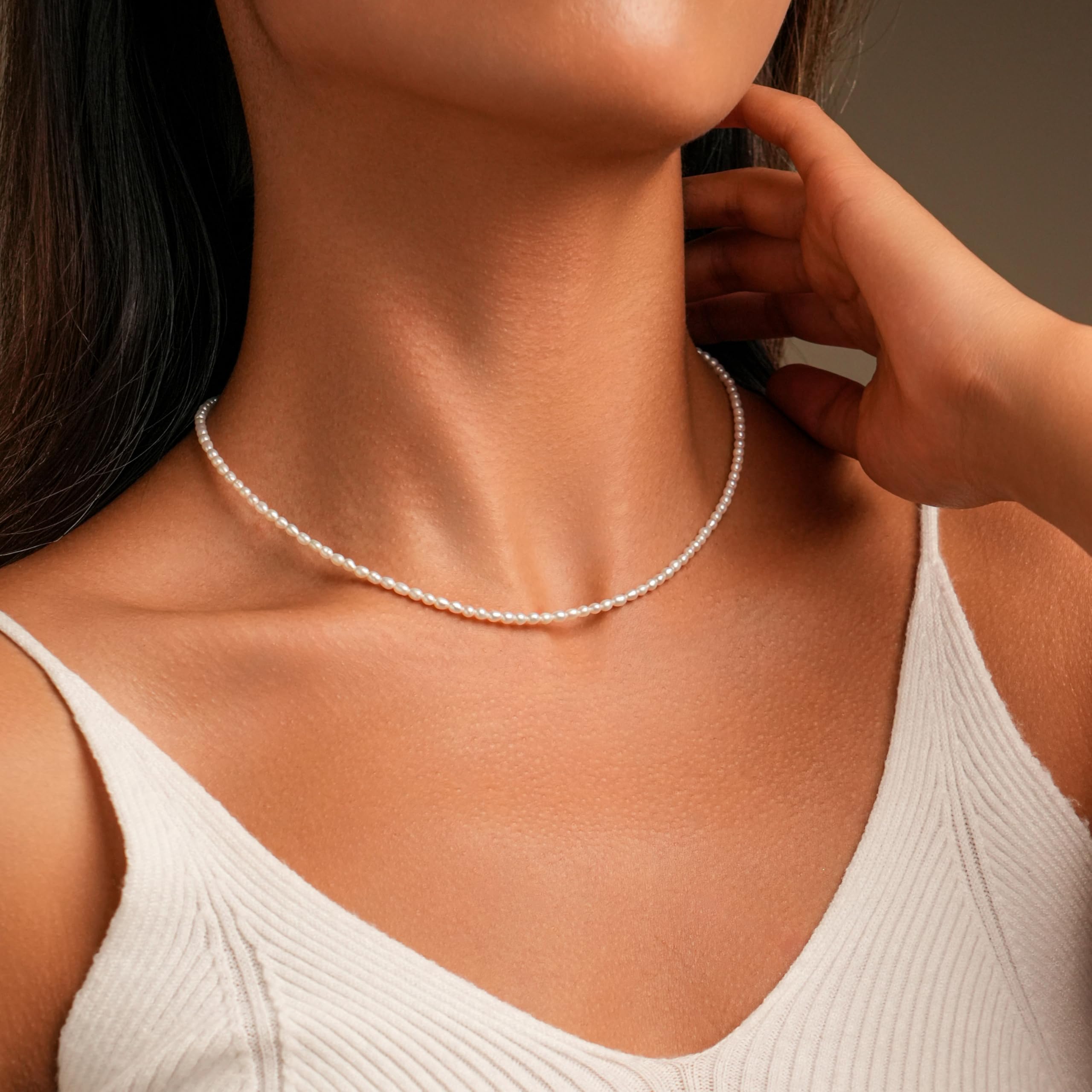 Collana girocollo da donna con piccole perle d'acqua dolce | Perline bianche da 2-4 mm, chiusura placcata in oro 18 carati, regolabile da 40,6 cm con catena da 5,1 cm