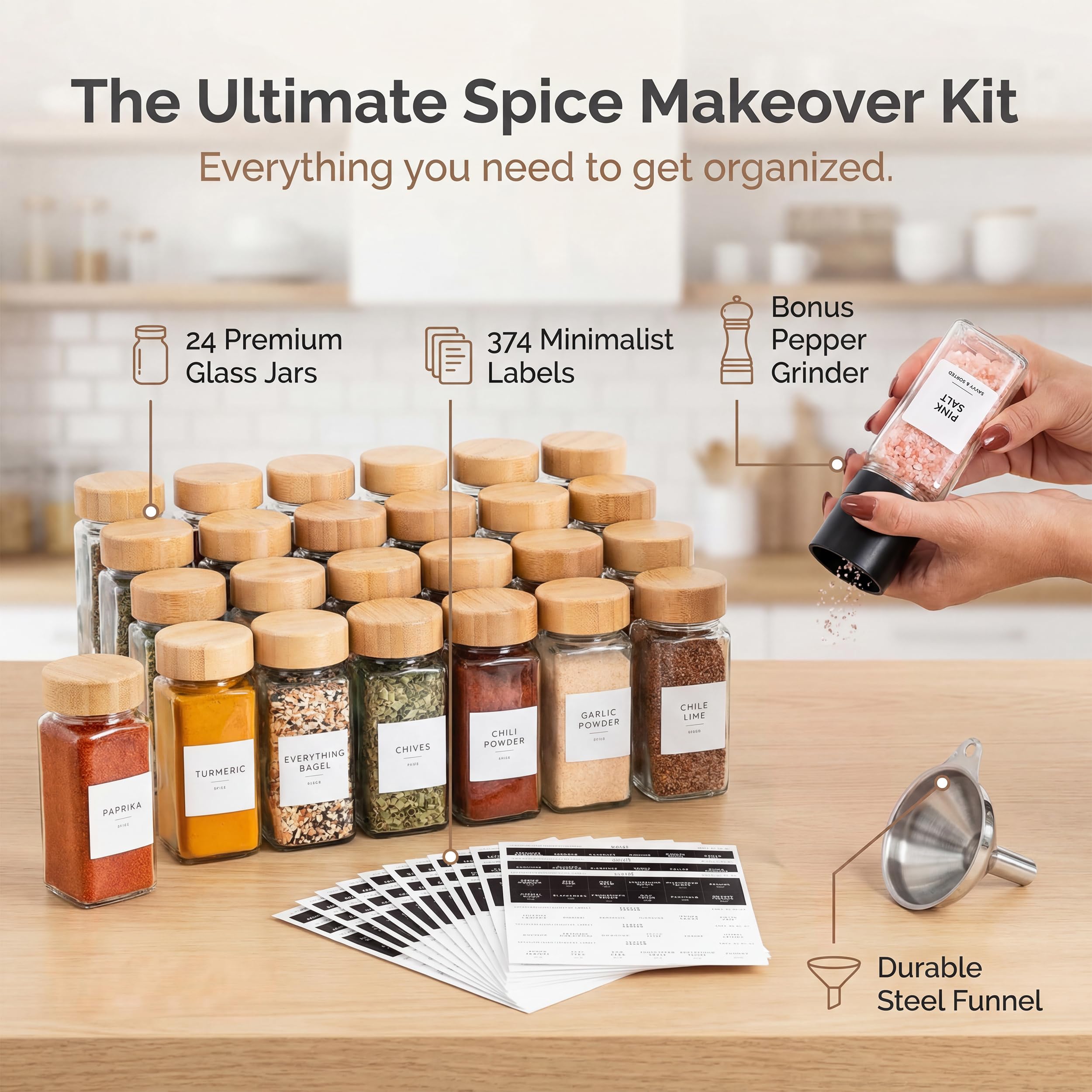 SAVVY & SORTED Barattoli per spezie in vetro con etichetta, set da 24 barattoli di bambù per spezie, 374 etichette per spezie, macinapepe, contenitori vuoti per condimenti per erbe, imbuto e coperchi