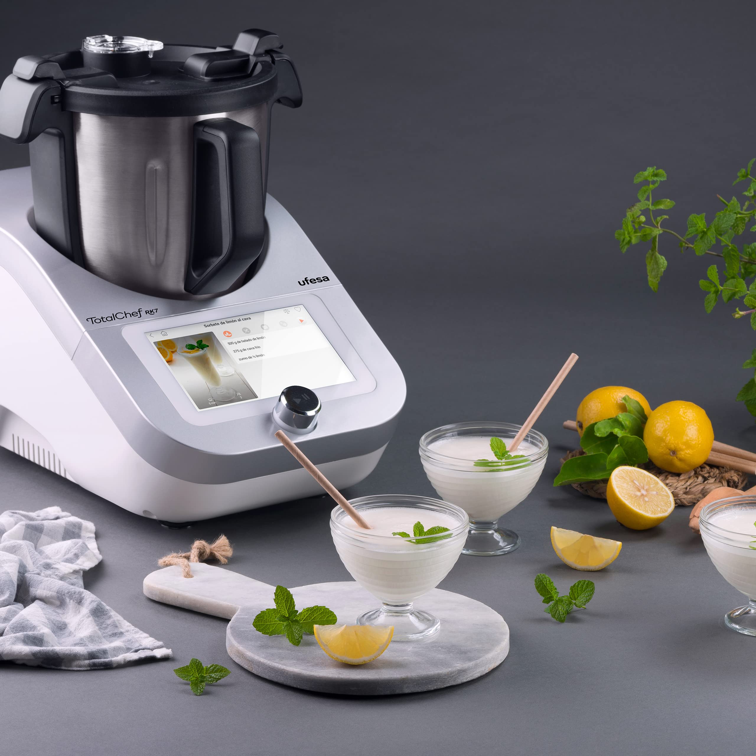 Ufesa TotalChef RK7 Robot de Cuisine Multifonctions Inteligent, WIFI, 30 Fonctions, 4.5L, Écran Tactile 7 Pouces, Balance Integrée, Livre de Recettes Interactif, Argent / Blanc