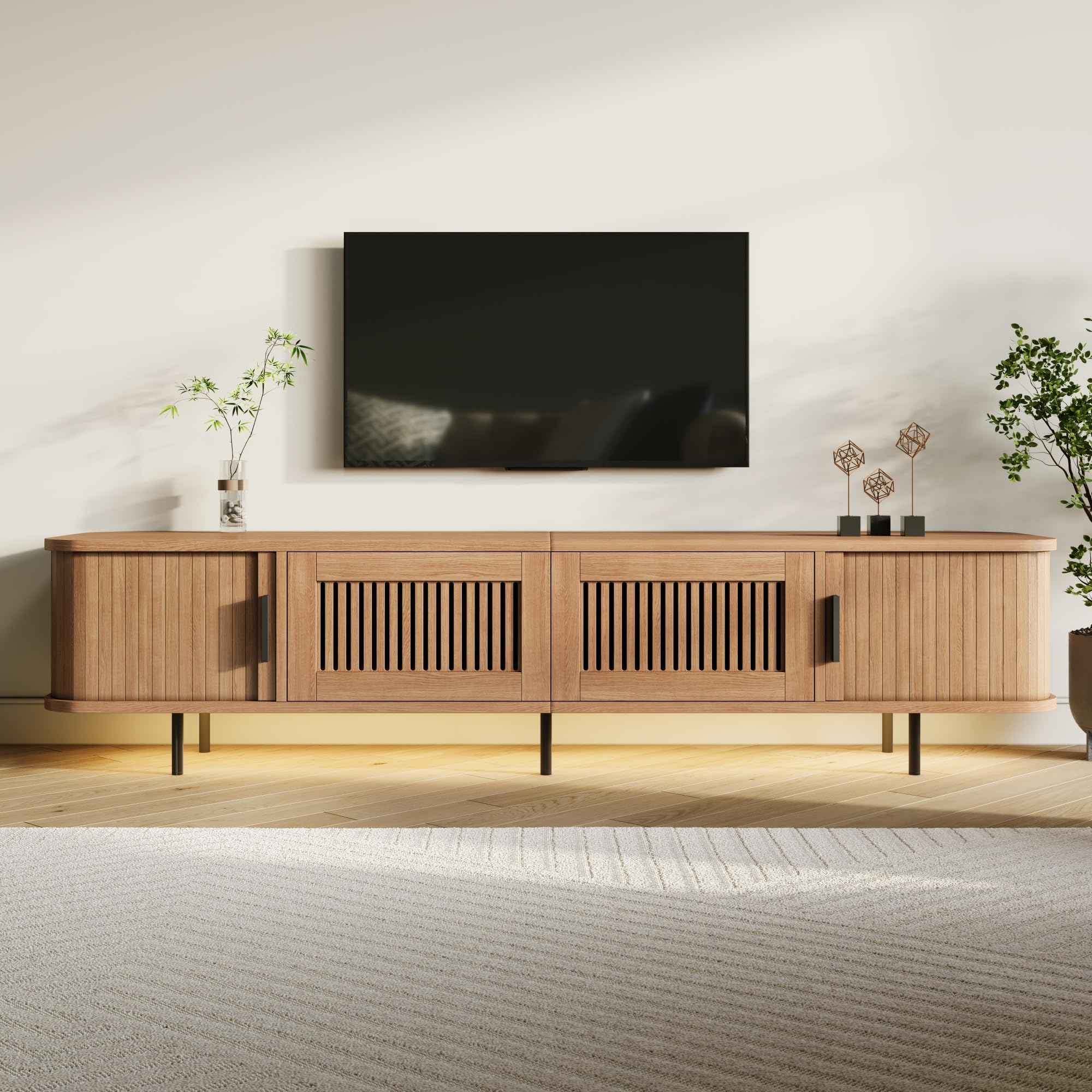 Mobile basso per TV arrotondato, cassetti effetto griglia, ante scorrevoli, maniglie in ferro, piedini in ferro, naturale