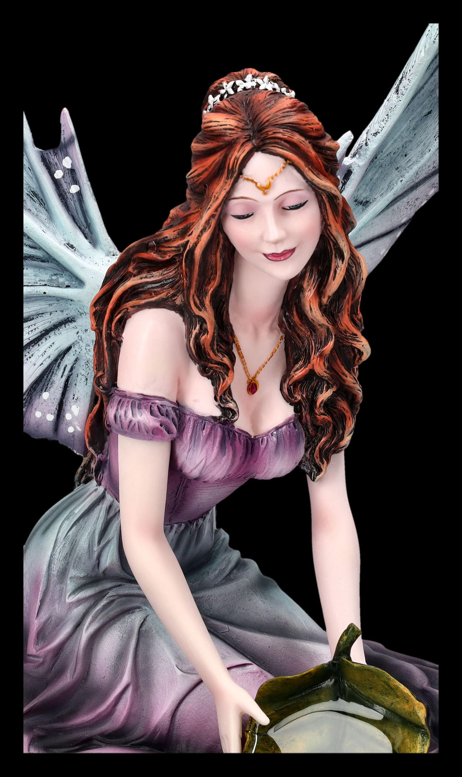 Figuren Shop GmbH Elfenfigur sammelt Wasser – traumhafte Elfe mit Blatt – handbemalte Fantasy-Deko (32,5 cm) – Tales of Aurelion Collection – Geschenkidee für Elfen- & Naturfreunde
