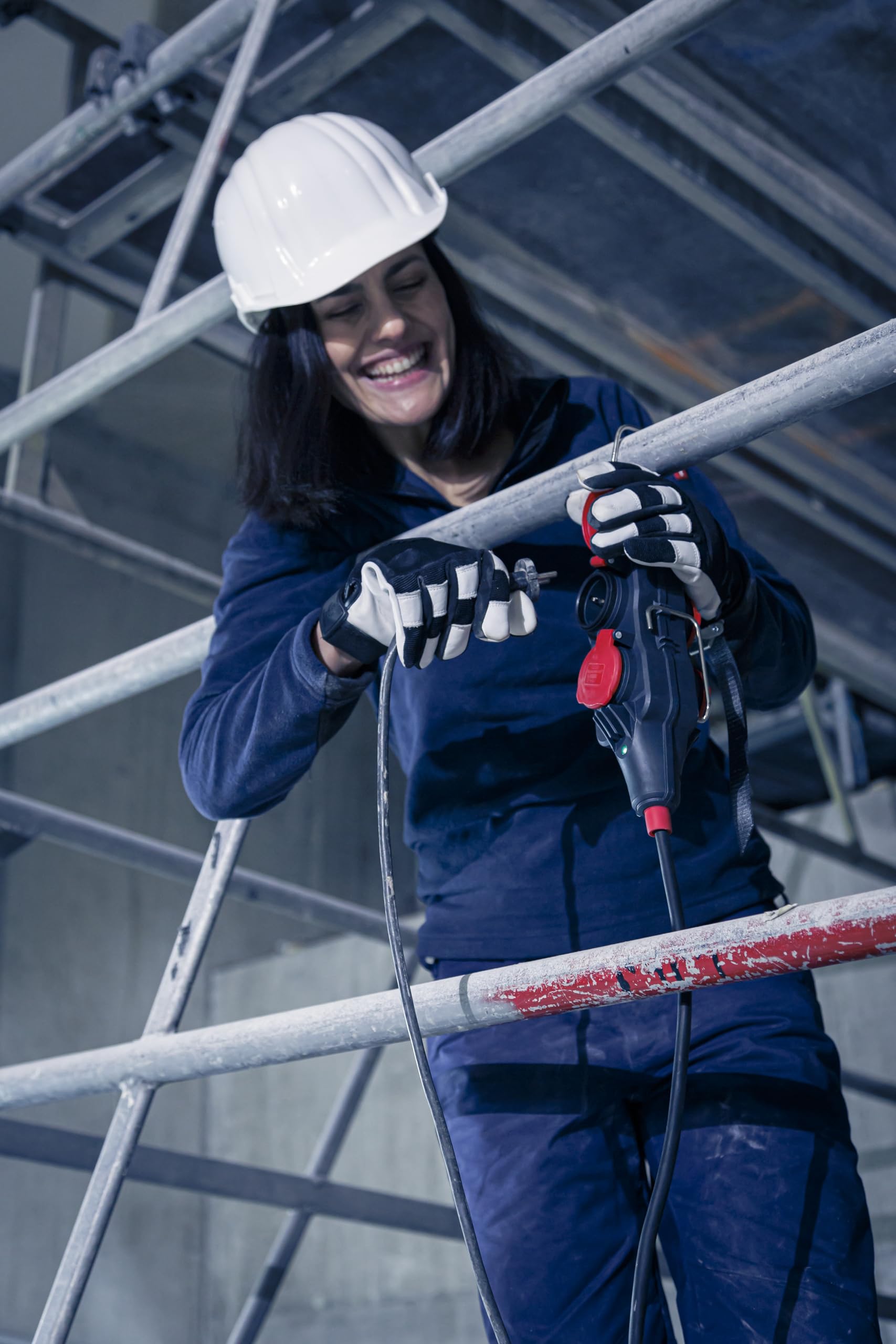 Brennenstuhl Professional Powerblock mit Verlängerungsleitung 4-Fach, 15m | Verteilersteckdose für den Baustelleneinsatz und ständiger Einsatz im Freien, IP54, Steckdosen in 45°-Anordnung