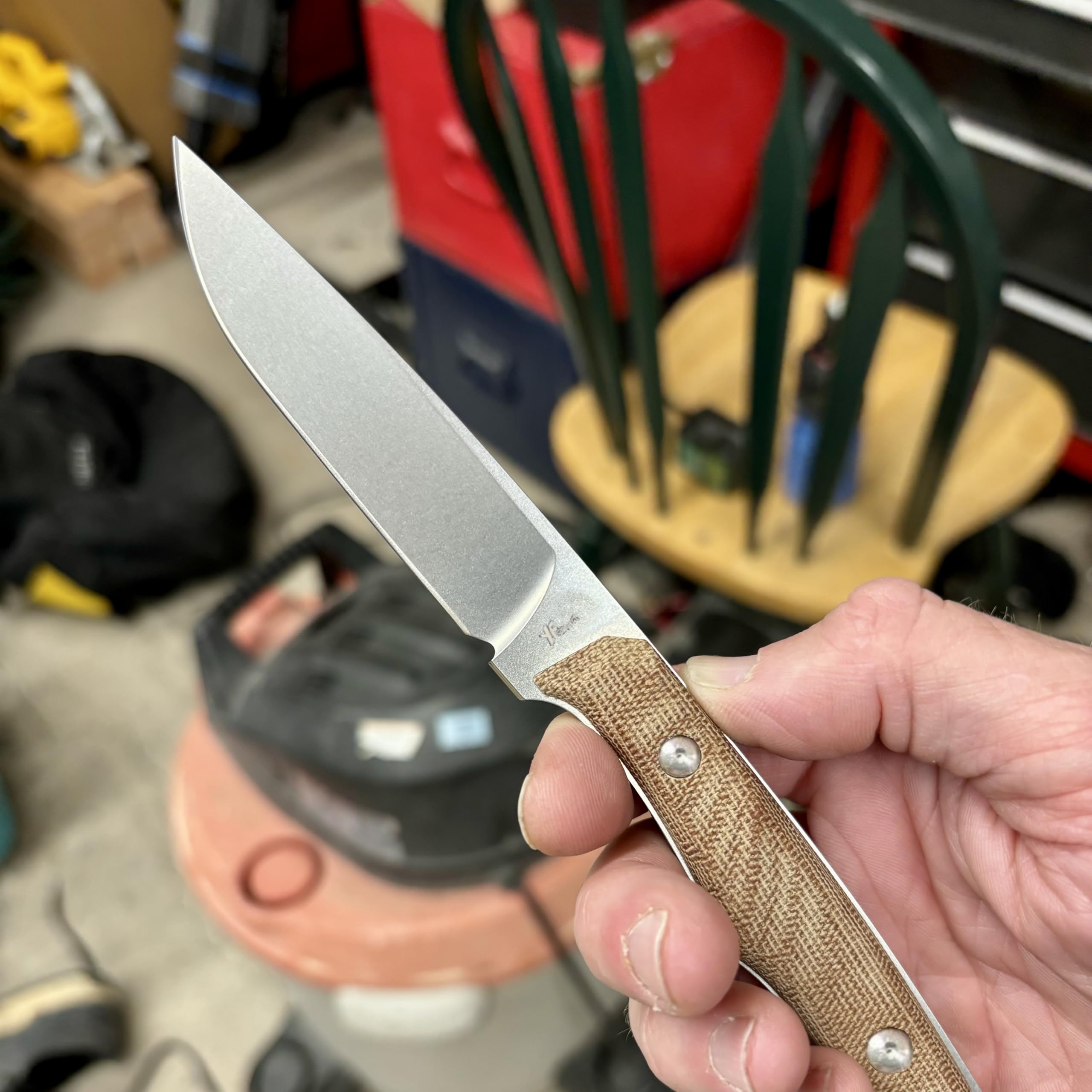 Coltello da caccia a lama fissa leggero con lama a punta cadente stonewashed, impugnatura in tela naturale Micarta, fodero in Kydex, clip da cintura