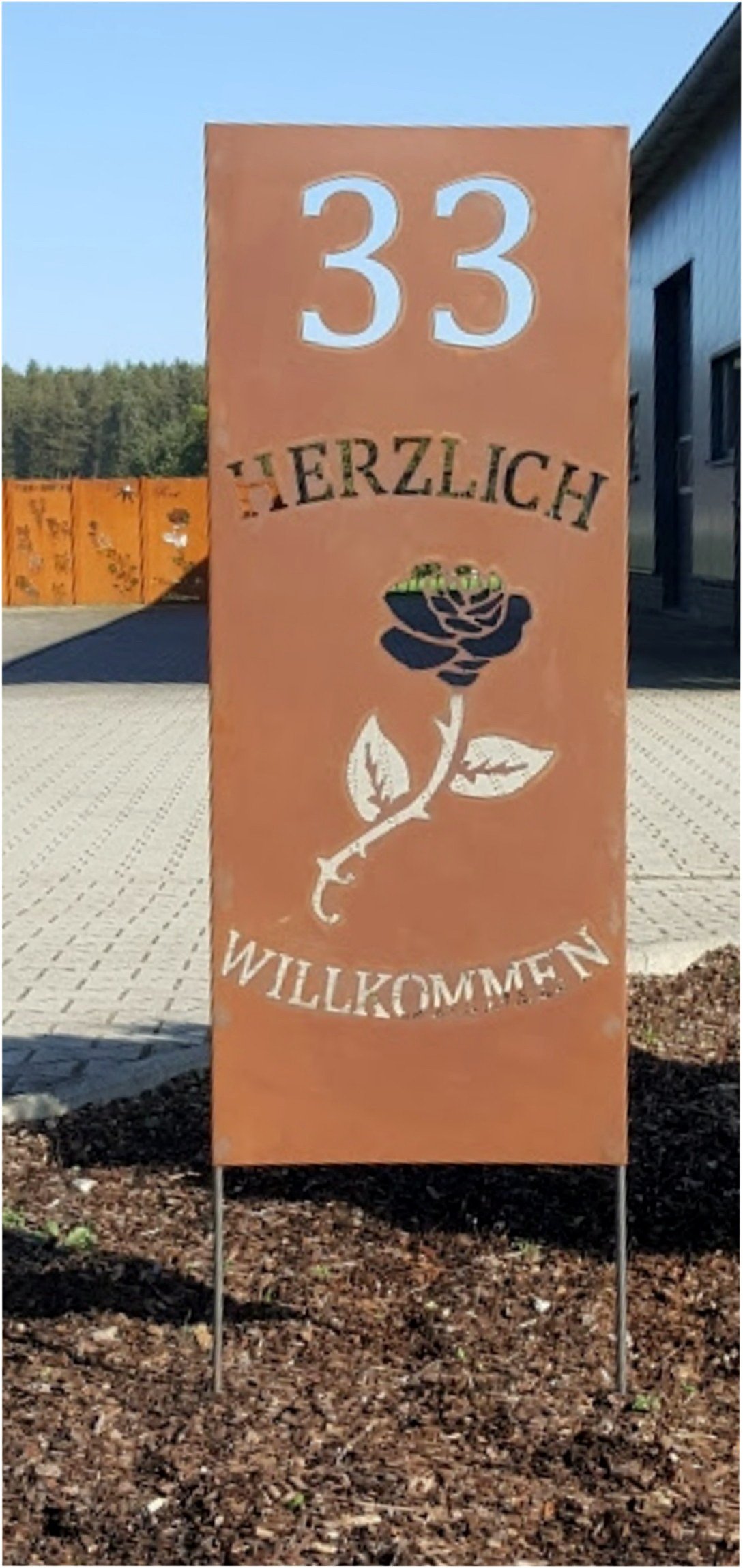 Jabo Design Rost Schild GA05 Wunsch - Hausnummer (Zahl) + HERZLICH WILLKOMMEN + Rose / 100 cm hoch (Höhe gemessen ohne die Stangen/Bodenstecker) rost Steele stecker gartenstecker