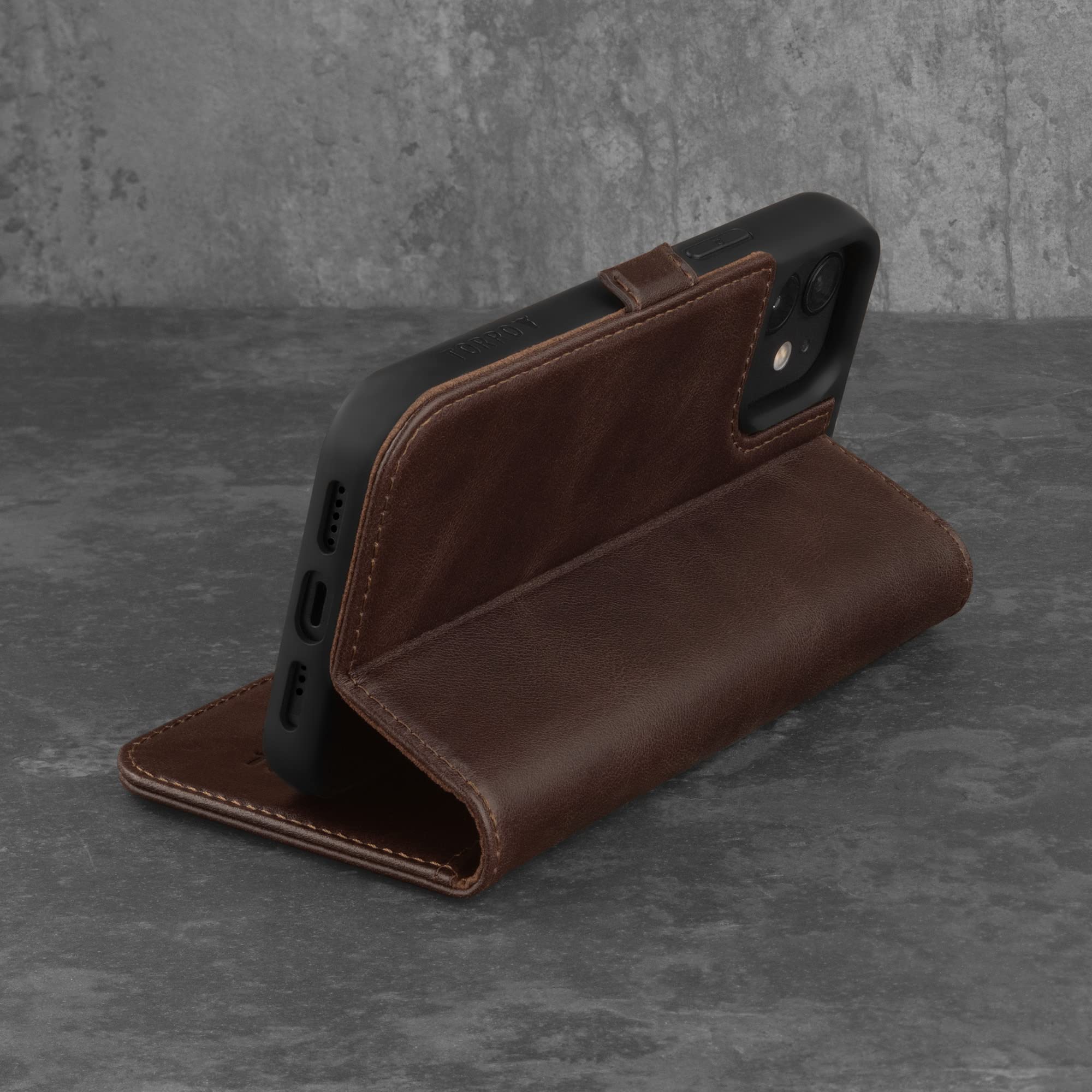 TORRO Hülle kompatibel mit iPhone 12 / iPhone 12 Pro – Premium Leder Hülle mit Standfunktion und Kartenfächern (Dunkelbraun)