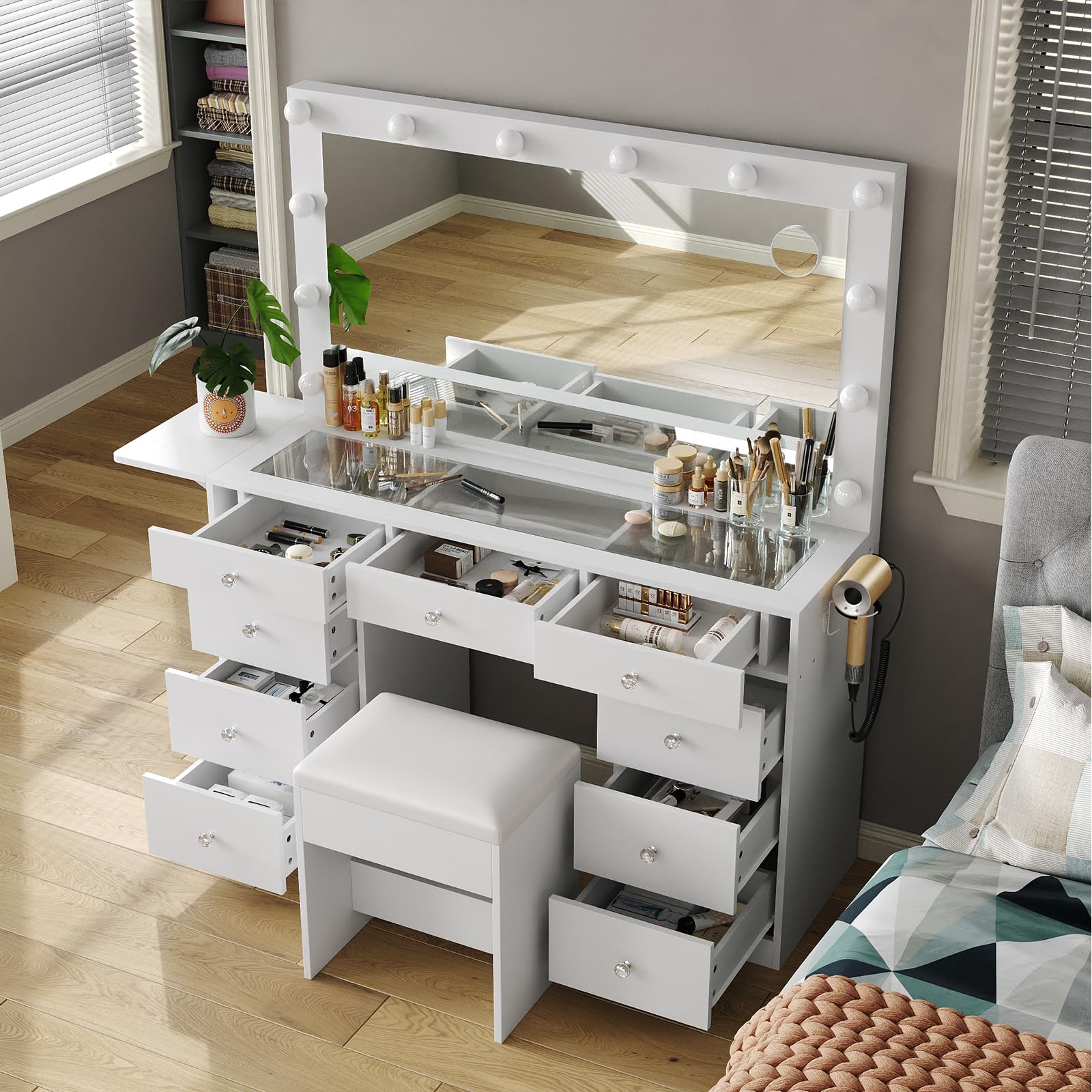 Yanosaku Tavolo Toeletta con Specchio e 12 Luci LED, Vanity con 9 Cassetti e Pannello Ribaltabile, Porte USB, Prese, Sedia Inclusa, 3 Modalità di Illuminazione Regolabile, Bianco