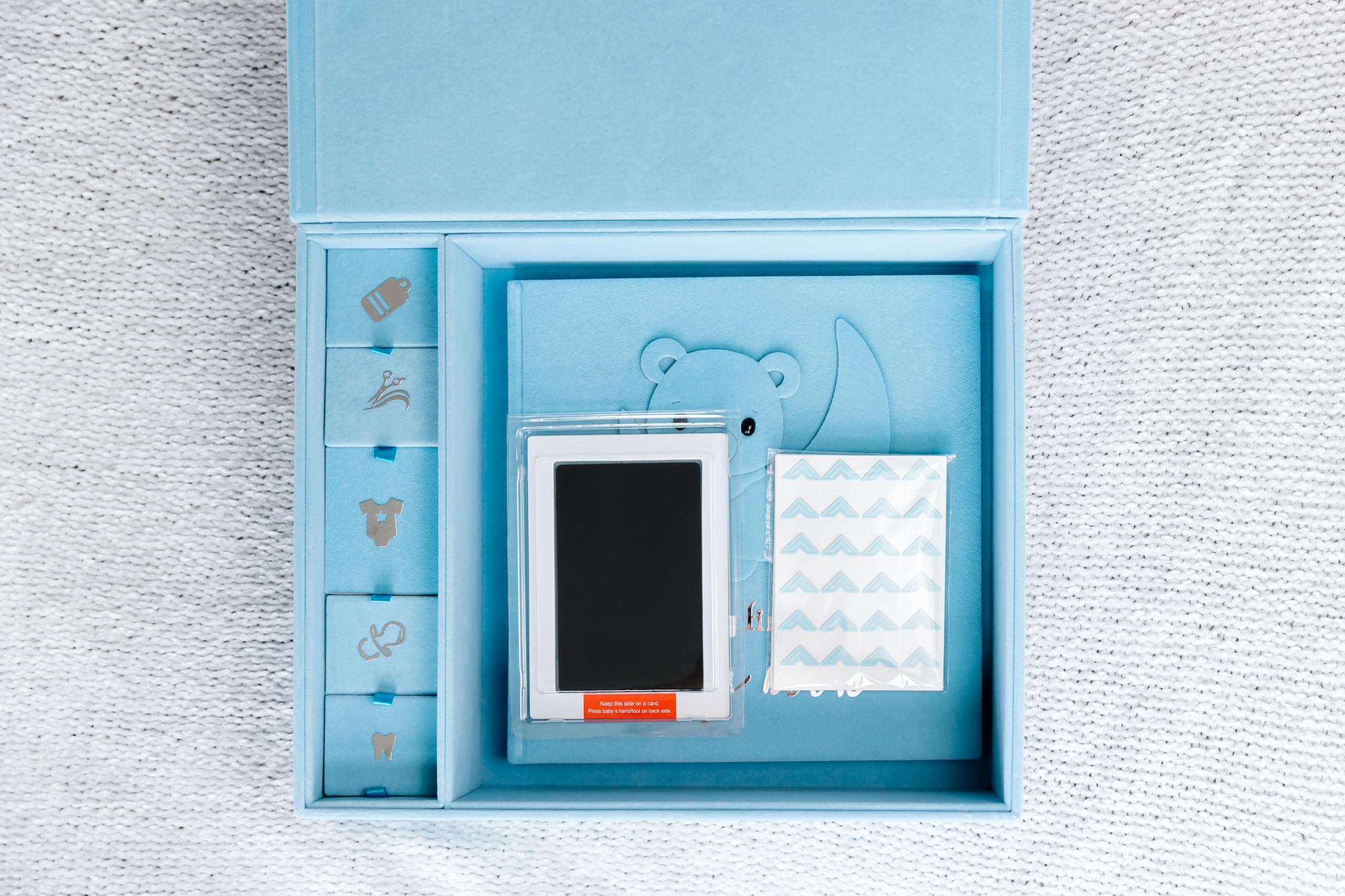Baby Scrapbook und Fotoalbum mit Erinnerungsbox, Hand & Fußabdruck Kit, Baby erstes Jahr Journal, Fotoalbum für Neugeborene 0-12 Monate (Teddy Bear Boy, Blau)