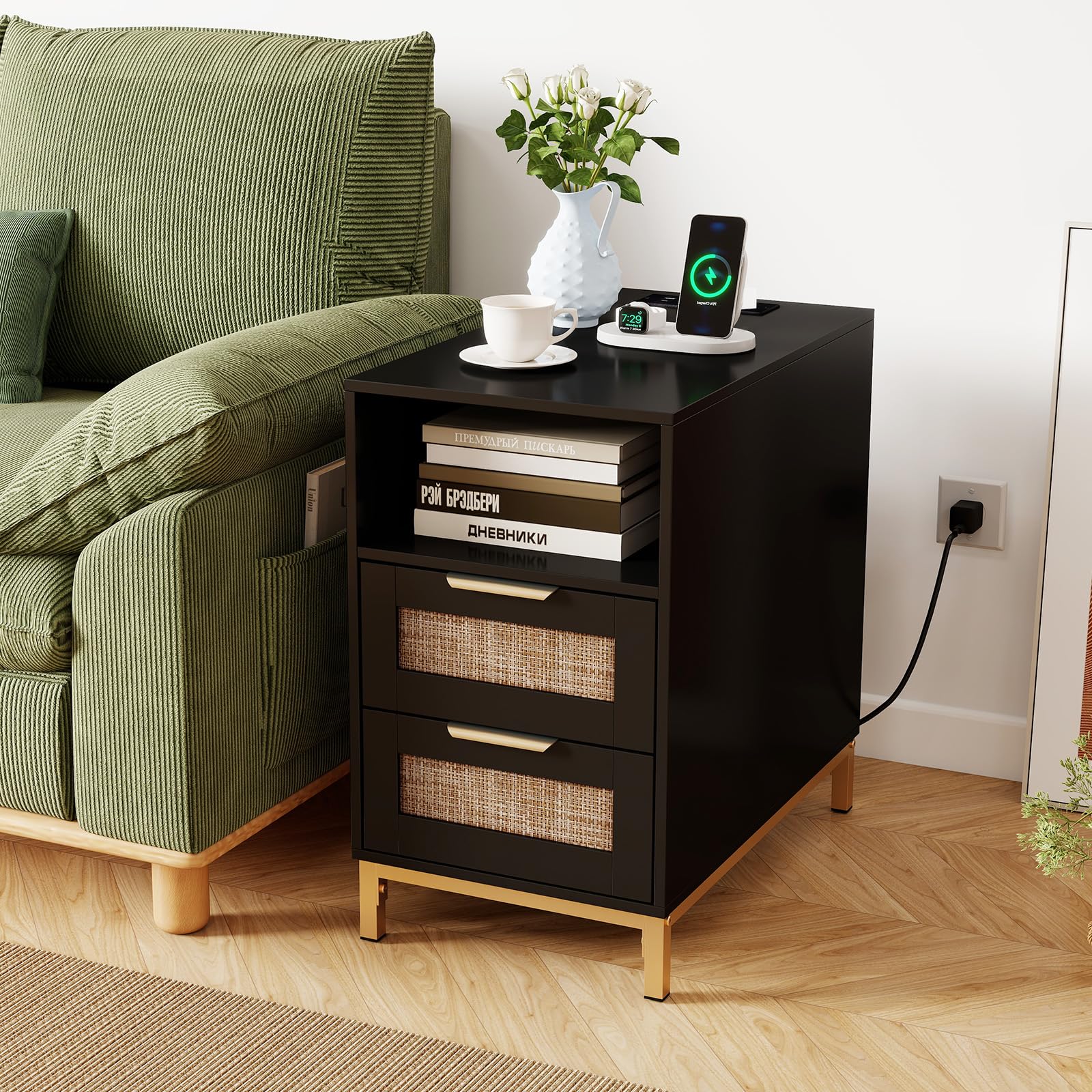 SOARS Comodino con Stazione di Ricarica Integrata, Tavolino da Notte Stile Boho in Rattan, 2 Cassetti & Ripiano Aperto, Piedini in Metallo Robusti, Mobiletto per Camera da Letto (Nero,1)