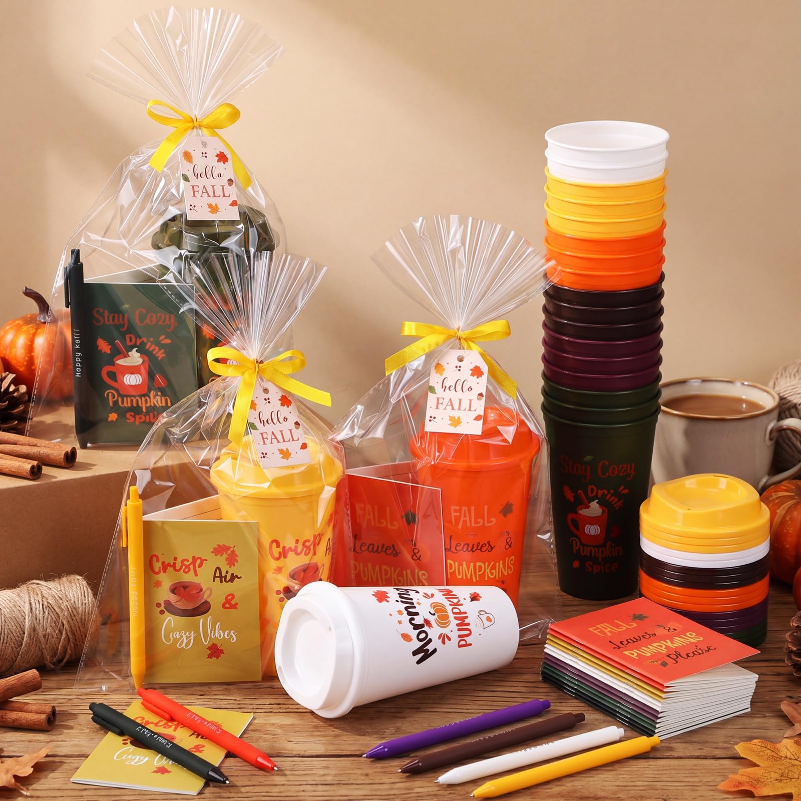 Thenshop 24 juegos/96 piezas de regalos de Acción de Gracias de otoño a granel de 16 onzas de taza de café reutilizable con tapa, mini cuadernos, bolígrafos, tarjetas y bolsas de regalo, regalos de