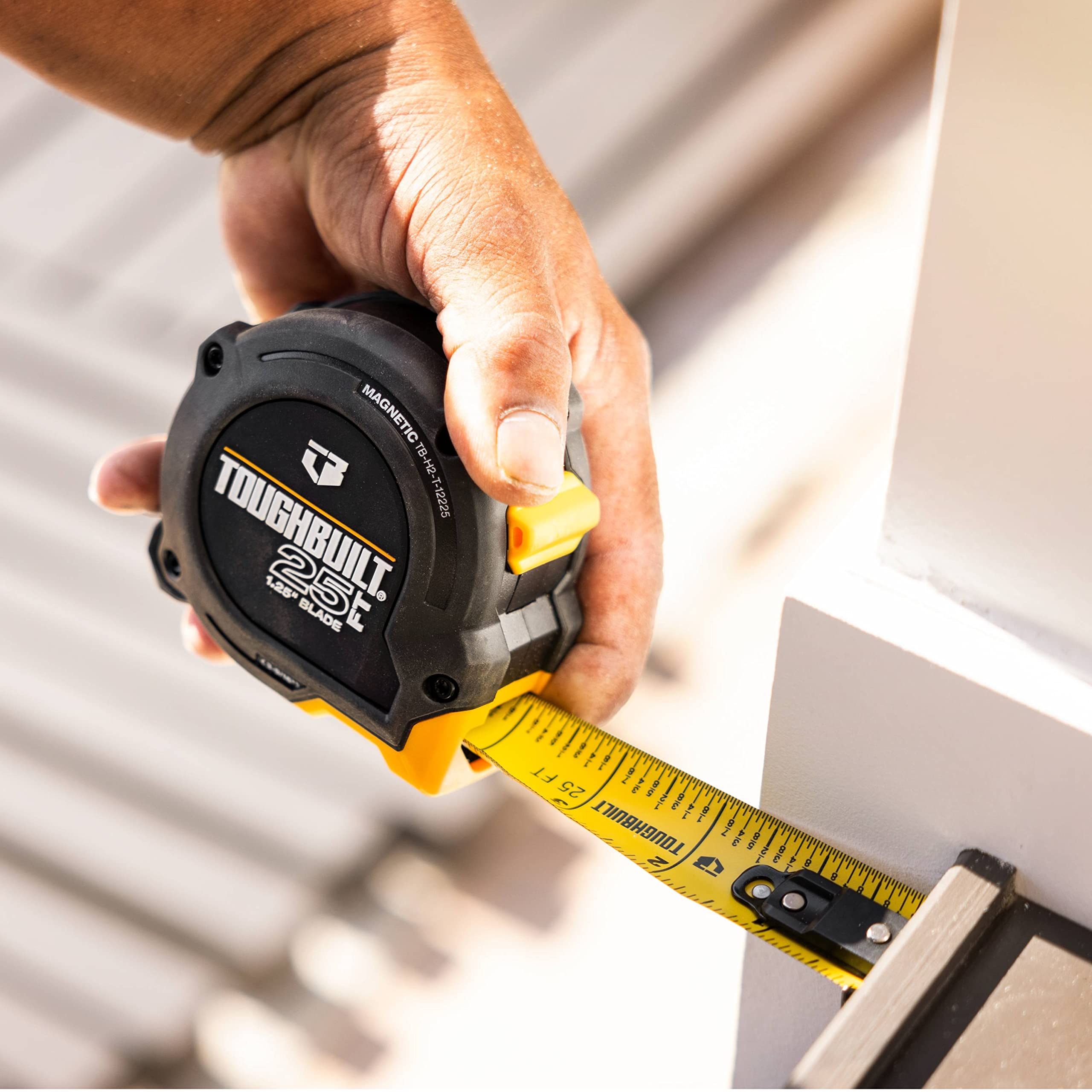 ToughBuilt - Mètre à ruban ProBlade™ de 7,6 m avec fonctions de contrôle de la lame, lame de 3,2 cm de largeur facile à lire avec marquages double face à contraste élevé – (TB-H2-T-12225)