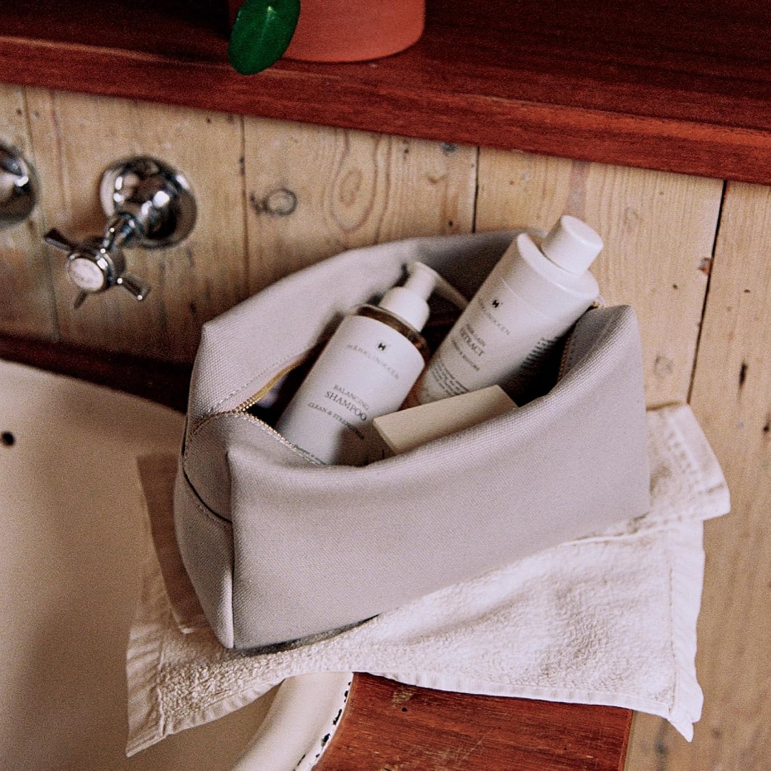 Harklinikken Toiletry Bag - 9” x 4” x 5” - Ideal for Storing Travel-Size Essentials & Cosmetics