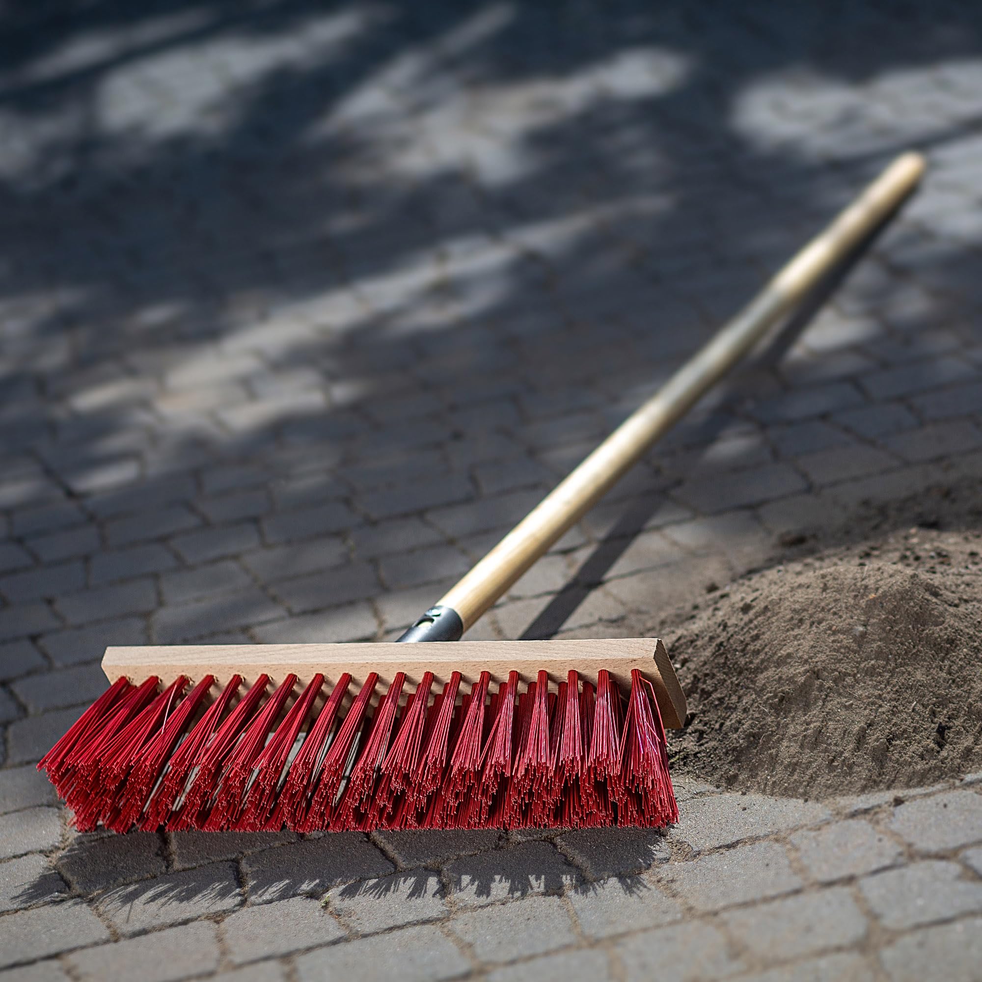 KADAX Barredora de limpieza con mango de madera, cabeza ancha y cepillos largos y rígidos, barredora exterior para barrido de entradas, bordillos y suelos de garaje (rojo, 40 cm)
