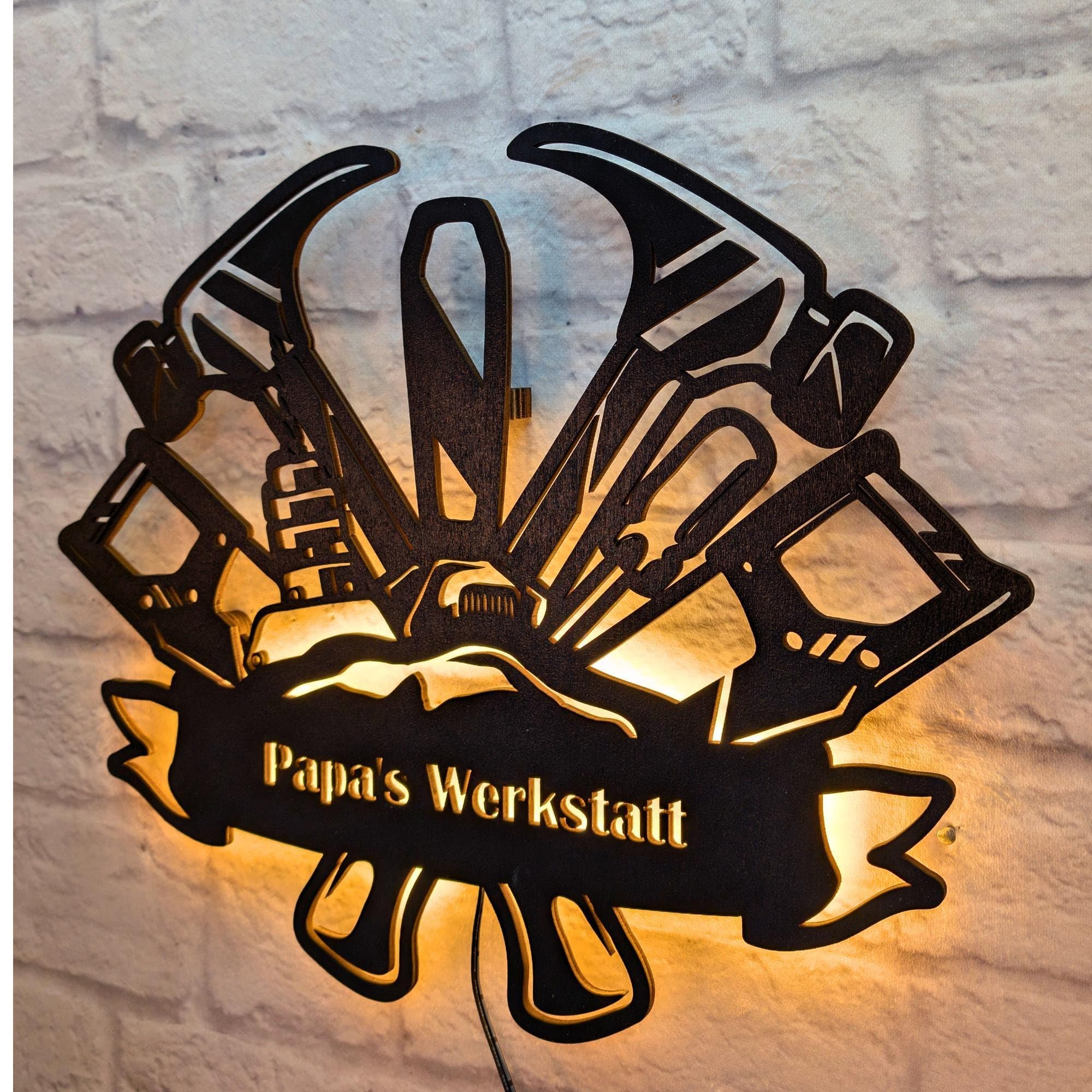 Areda Design WoodFriends Wanddeko „Papa’s Werkstatt“ – personalisierte Wanddekoration aus Holz – Geschenk zum Vatertag für Vater, Handwerker & Heimwerker