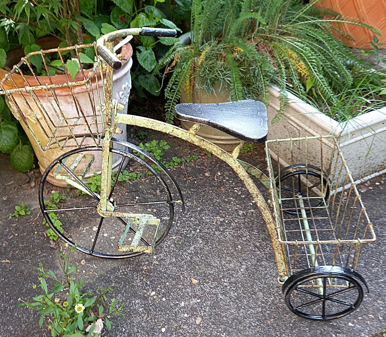 Inspirational Gifting 46cm Tricycle Bike Planter Pot Holder in Verdigris Metal - A beautiful metal planter perfect for gorgeous flower pot arrangements!