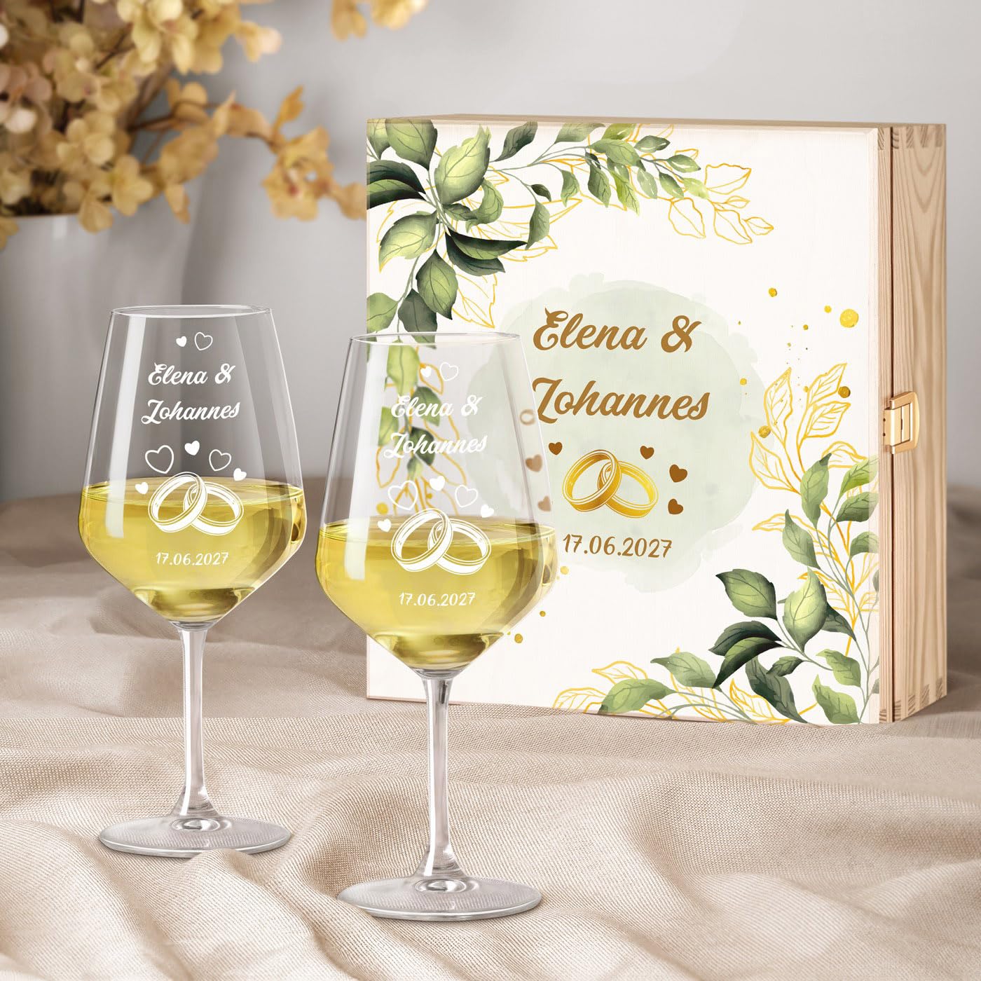 Maverton 2er Weingläser Set mit Gravur in Holzkiste - 490 ml Wein Gläser Set mit Namen und Datum - Hochzeitsgeschenk - personalisierte Geschenke für Paar zur Hochzeit zum Hochzeitstag