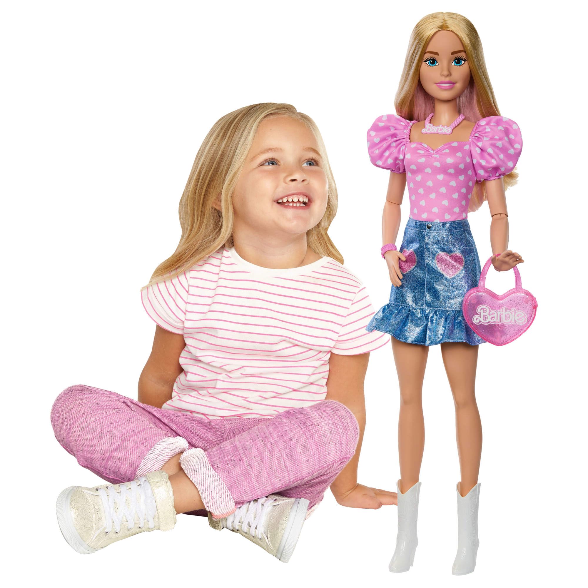 Barbie - Grande Amica, bambola bionda alta 71 cm con top rosa, gonna in denim e stivali da cowboy, collana, borsetta e accessori inclusi, giocattolo per bambini, 3+ anni, HYT84