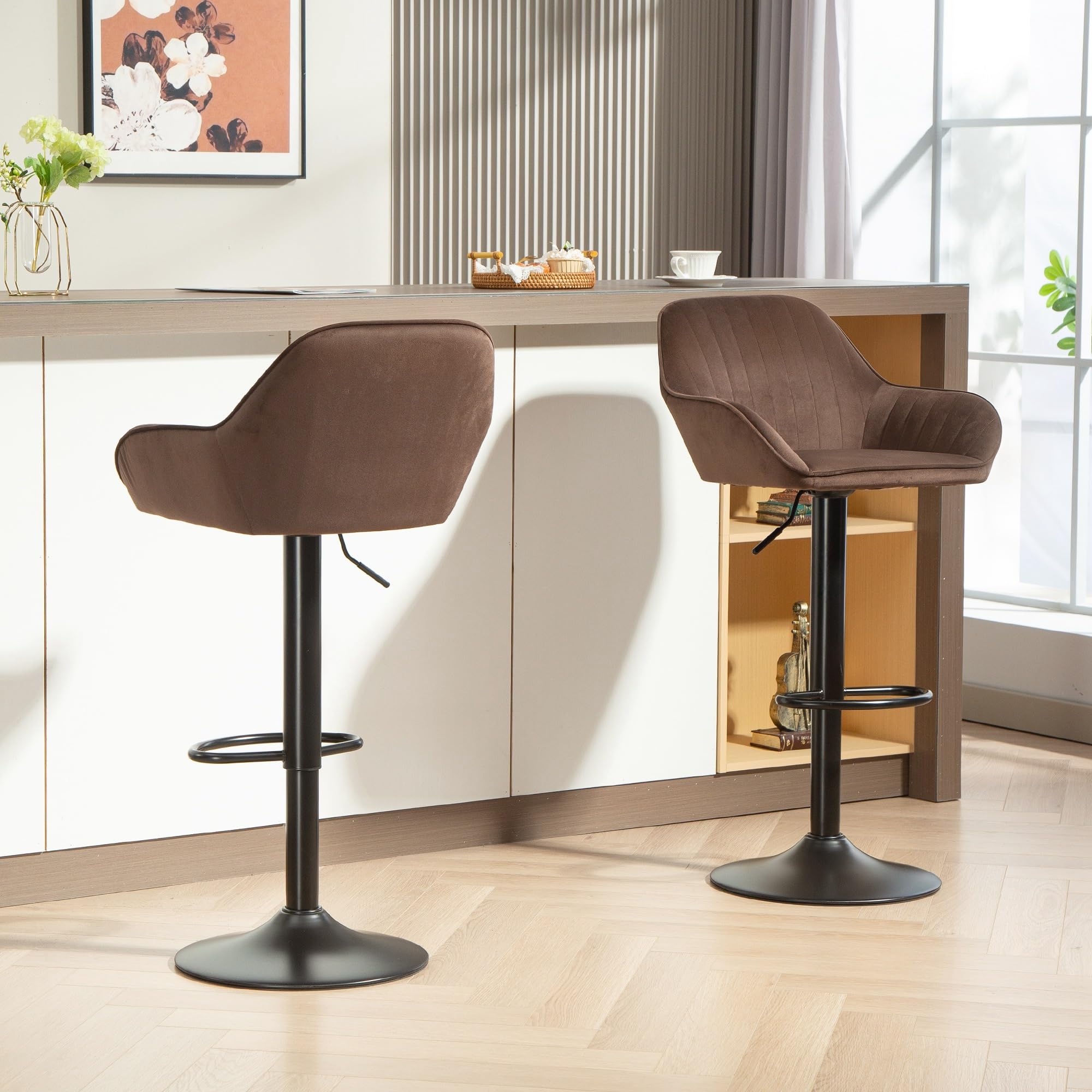 HOMCOM Juego de 2 Taburetes de Bar Giratorios Respaldo Marrón | Taburetes Altos de Cocina, Altura Ajustable 62-83 cm, Sillas Altas de Cocina, Tapizada en Terciopelo, Reposapiés