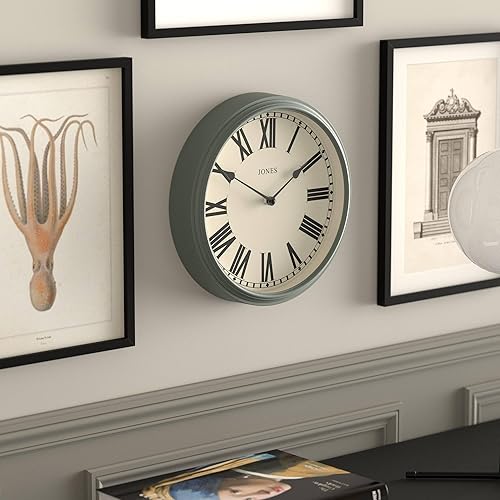 Miniatura 5 de JONES CLOCKS Hackney - Reloj de pared clásico con números romanos, 12 pulgadas, verde, reloj redondo tradicional para cocinas, pasillos o espacios